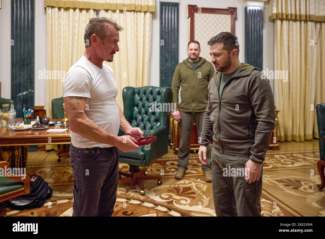 Le président ukrainien Volodymyr Zelensky a rencontré Sean Penn, acteur, cinéaste, scénariste et producteur américain, qui vient en Ukraine pour la troisième fois lors de l'invasion à grande échelle de la Russie. Le Chef de l'Etat a remercié Sean Penn pour l'attention et le soutien qu'il a apporté à l'Ukraine et à son peuple depuis le début de cette guerre. Volodymyr Zelenskyy a parlé de la situation actuelle dans le pays. Les interlocuteurs ont discuté des possibilités de soutenir l'Ukraine et de maintenir l'attention du monde sur les événements tragiques qui se produisent. Banque D'Images Le président ukrainien Volodymyr Zelensky a rencontré Sean Penn, acteur, cinéaste, scénariste et producteur américain, qui vient en Ukraine pour la troisième fois lors de l'invasion à grande échelle de la Russie. Le Chef de l'Etat a remercié Sean Penn pour l'attention et le soutien qu'il a apporté à l'Ukraine et à son peuple depuis le début de cette guerre. Volodymyr Zelenskyy a parlé de la situation actuelle dans le pays. Les interlocuteurs ont discuté des possibilités de soutenir l'Ukraine et de maintenir l'attention du monde sur les événements tragiques qui se produisent. Banque D'Images