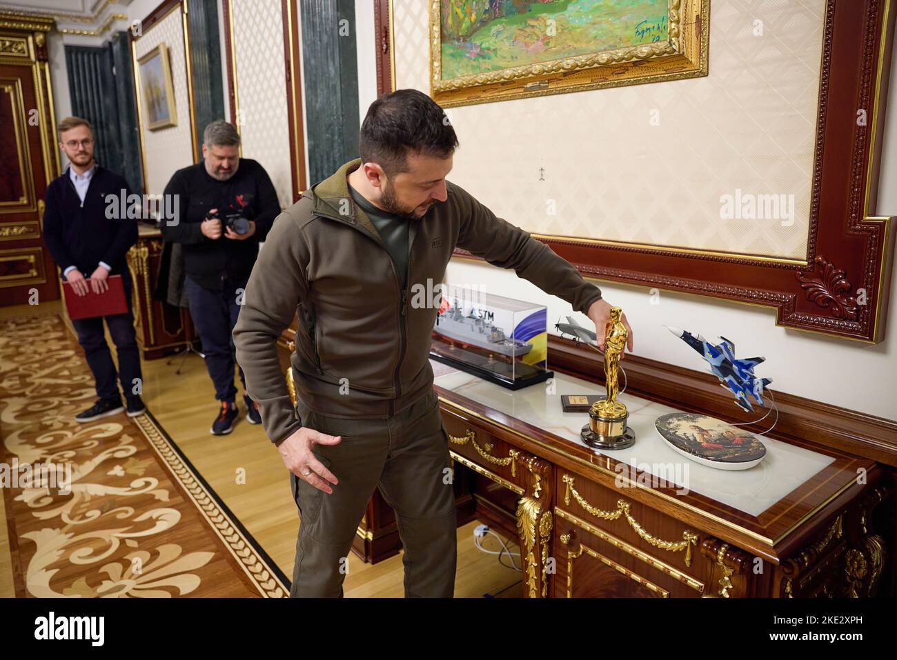 Le président ukrainien Volodymyr Zelensky a rencontré Sean Penn, acteur, cinéaste, scénariste et producteur américain, qui vient en Ukraine pour la troisième fois lors de l'invasion à grande échelle de la Russie. Le Chef de l'Etat a remercié Sean Penn pour l'attention et le soutien qu'il a apporté à l'Ukraine et à son peuple depuis le début de cette guerre. Volodymyr Zelenskyy a parlé de la situation actuelle dans le pays. Les interlocuteurs ont discuté des possibilités de soutenir l'Ukraine et de maintenir l'attention du monde sur les événements tragiques qui se produisent. Banque D'Images Le président ukrainien Volodymyr Zelensky a rencontré Sean Penn, acteur, cinéaste, scénariste et producteur américain, qui vient en Ukraine pour la troisième fois lors de l'invasion à grande échelle de la Russie. Le Chef de l'Etat a remercié Sean Penn pour l'attention et le soutien qu'il a apporté à l'Ukraine et à son peuple depuis le début de cette guerre. Volodymyr Zelenskyy a parlé de la situation actuelle dans le pays. Les interlocuteurs ont discuté des possibilités de soutenir l'Ukraine et de maintenir l'attention du monde sur les événements tragiques qui se produisent. Banque D'Images