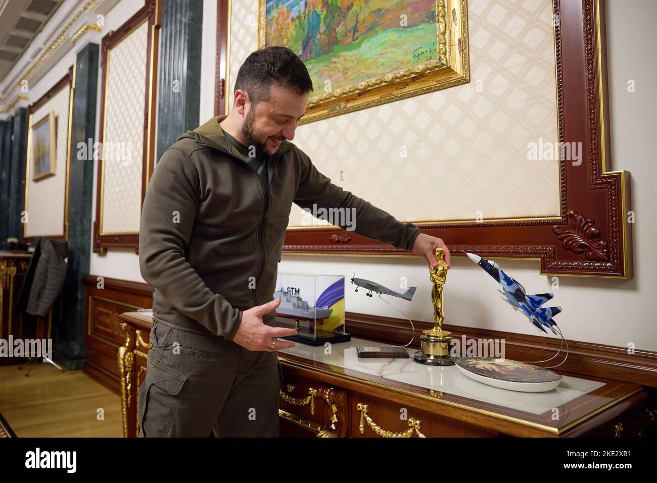 Le président ukrainien Volodymyr Zelensky a rencontré Sean Penn, acteur, cinéaste, scénariste et producteur américain, qui vient en Ukraine pour la troisième fois lors de l'invasion à grande échelle de la Russie. Le Chef de l'Etat a remercié Sean Penn pour l'attention et le soutien qu'il a apporté à l'Ukraine et à son peuple depuis le début de cette guerre. Volodymyr Zelenskyy a parlé de la situation actuelle dans le pays. Les interlocuteurs ont discuté des possibilités de soutenir l'Ukraine et de maintenir l'attention du monde sur les événements tragiques qui se produisent. Banque D'Images Le président ukrainien Volodymyr Zelensky a rencontré Sean Penn, acteur, cinéaste, scénariste et producteur américain, qui vient en Ukraine pour la troisième fois lors de l'invasion à grande échelle de la Russie. Le Chef de l'Etat a remercié Sean Penn pour l'attention et le soutien qu'il a apporté à l'Ukraine et à son peuple depuis le début de cette guerre. Volodymyr Zelenskyy a parlé de la situation actuelle dans le pays. Les interlocuteurs ont discuté des possibilités de soutenir l'Ukraine et de maintenir l'attention du monde sur les événements tragiques qui se produisent. Banque D'Images