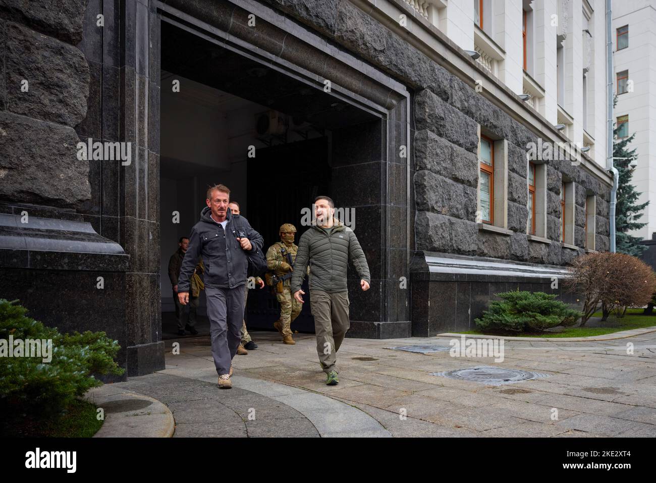 Le président ukrainien Volodymyr Zelensky a rencontré Sean Penn, acteur, cinéaste, scénariste et producteur américain, qui vient en Ukraine pour la troisième fois lors de l'invasion à grande échelle de la Russie. Le Chef de l'Etat a remercié Sean Penn pour l'attention et le soutien qu'il a apporté à l'Ukraine et à son peuple depuis le début de cette guerre. Volodymyr Zelenskyy a parlé de la situation actuelle dans le pays. Les interlocuteurs ont discuté des possibilités de soutenir l'Ukraine et de maintenir l'attention du monde sur les événements tragiques qui se produisent. Banque D'Images Le président ukrainien Volodymyr Zelensky a rencontré Sean Penn, acteur, cinéaste, scénariste et producteur américain, qui vient en Ukraine pour la troisième fois lors de l'invasion à grande échelle de la Russie. Le Chef de l'Etat a remercié Sean Penn pour l'attention et le soutien qu'il a apporté à l'Ukraine et à son peuple depuis le début de cette guerre. Volodymyr Zelenskyy a parlé de la situation actuelle dans le pays. Les interlocuteurs ont discuté des possibilités de soutenir l'Ukraine et de maintenir l'attention du monde sur les événements tragiques qui se produisent. Banque D'Images