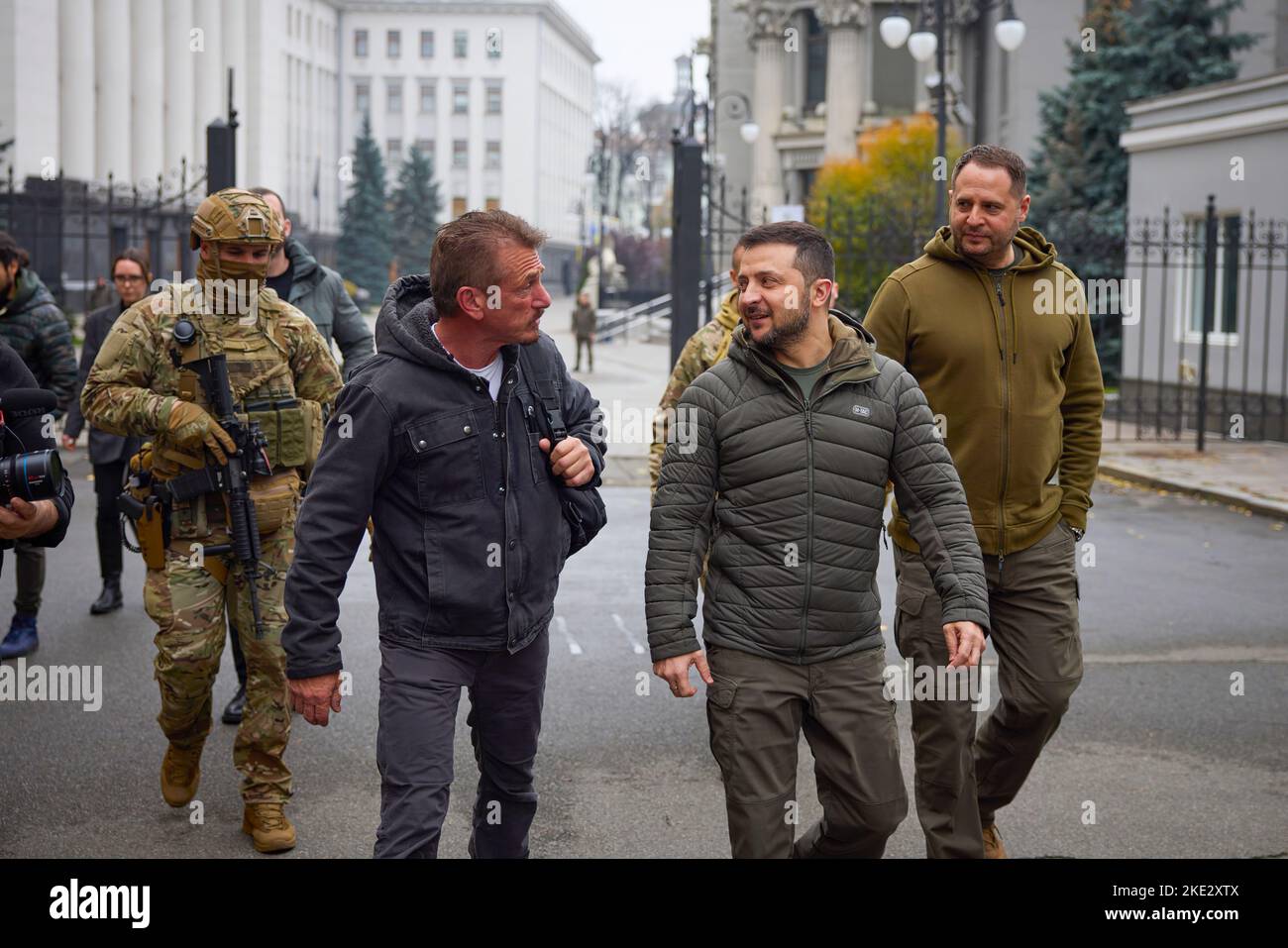 Le président ukrainien Volodymyr Zelensky a rencontré Sean Penn, acteur, cinéaste, scénariste et producteur américain, qui vient en Ukraine pour la troisième fois lors de l'invasion à grande échelle de la Russie. Le Chef de l'Etat a remercié Sean Penn pour l'attention et le soutien qu'il a apporté à l'Ukraine et à son peuple depuis le début de cette guerre. Volodymyr Zelenskyy a parlé de la situation actuelle dans le pays. Les interlocuteurs ont discuté des possibilités de soutenir l'Ukraine et de maintenir l'attention du monde sur les événements tragiques qui se produisent. Banque D'Images Le président ukrainien Volodymyr Zelensky a rencontré Sean Penn, acteur, cinéaste, scénariste et producteur américain, qui vient en Ukraine pour la troisième fois lors de l'invasion à grande échelle de la Russie. Le Chef de l'Etat a remercié Sean Penn pour l'attention et le soutien qu'il a apporté à l'Ukraine et à son peuple depuis le début de cette guerre. Volodymyr Zelenskyy a parlé de la situation actuelle dans le pays. Les interlocuteurs ont discuté des possibilités de soutenir l'Ukraine et de maintenir l'attention du monde sur les événements tragiques qui se produisent. Banque D'Images