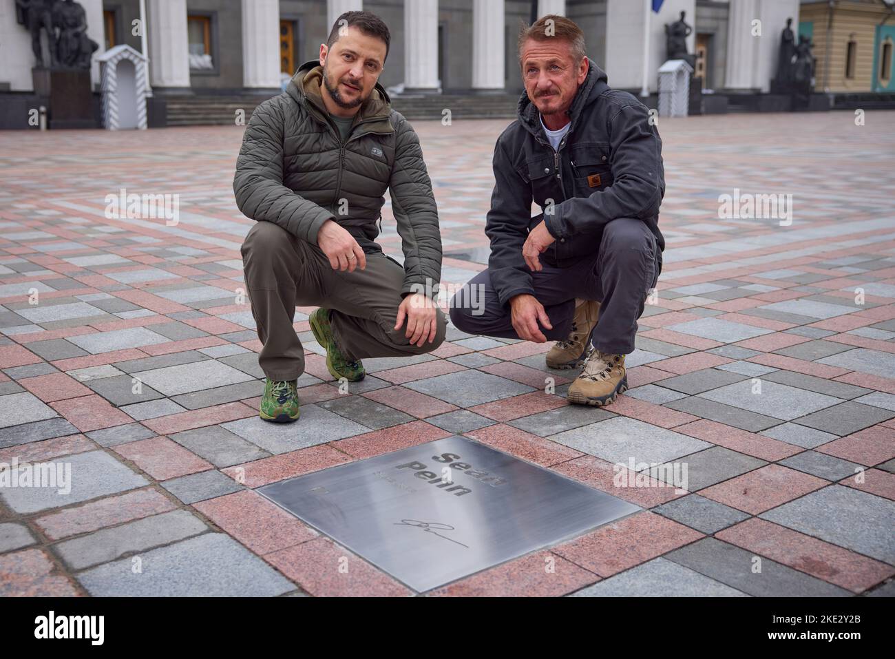 Le président ukrainien Volodymyr Zelensky a rencontré Sean Penn, acteur, cinéaste, scénariste et producteur américain, qui vient en Ukraine pour la troisième fois lors de l'invasion à grande échelle de la Russie. Le Chef de l'Etat a remercié Sean Penn pour l'attention et le soutien qu'il a apporté à l'Ukraine et à son peuple depuis le début de cette guerre. Volodymyr Zelenskyy a parlé de la situation actuelle dans le pays. Les interlocuteurs ont discuté des possibilités de soutenir l'Ukraine et de maintenir l'attention du monde sur les événements tragiques qui se produisent. Banque D'Images Le président ukrainien Volodymyr Zelensky a rencontré Sean Penn, acteur, cinéaste, scénariste et producteur américain, qui vient en Ukraine pour la troisième fois lors de l'invasion à grande échelle de la Russie. Le Chef de l'Etat a remercié Sean Penn pour l'attention et le soutien qu'il a apporté à l'Ukraine et à son peuple depuis le début de cette guerre. Volodymyr Zelenskyy a parlé de la situation actuelle dans le pays. Les interlocuteurs ont discuté des possibilités de soutenir l'Ukraine et de maintenir l'attention du monde sur les événements tragiques qui se produisent. Banque D'Images
