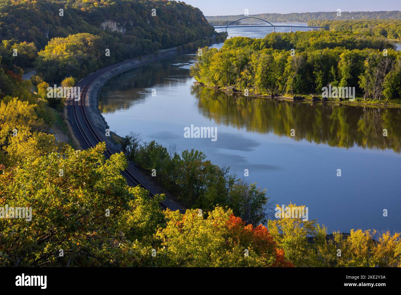 Le fleuve Mississippi et le chemin de fer tracent un paysage d'automne pittoresque Banque D'Images