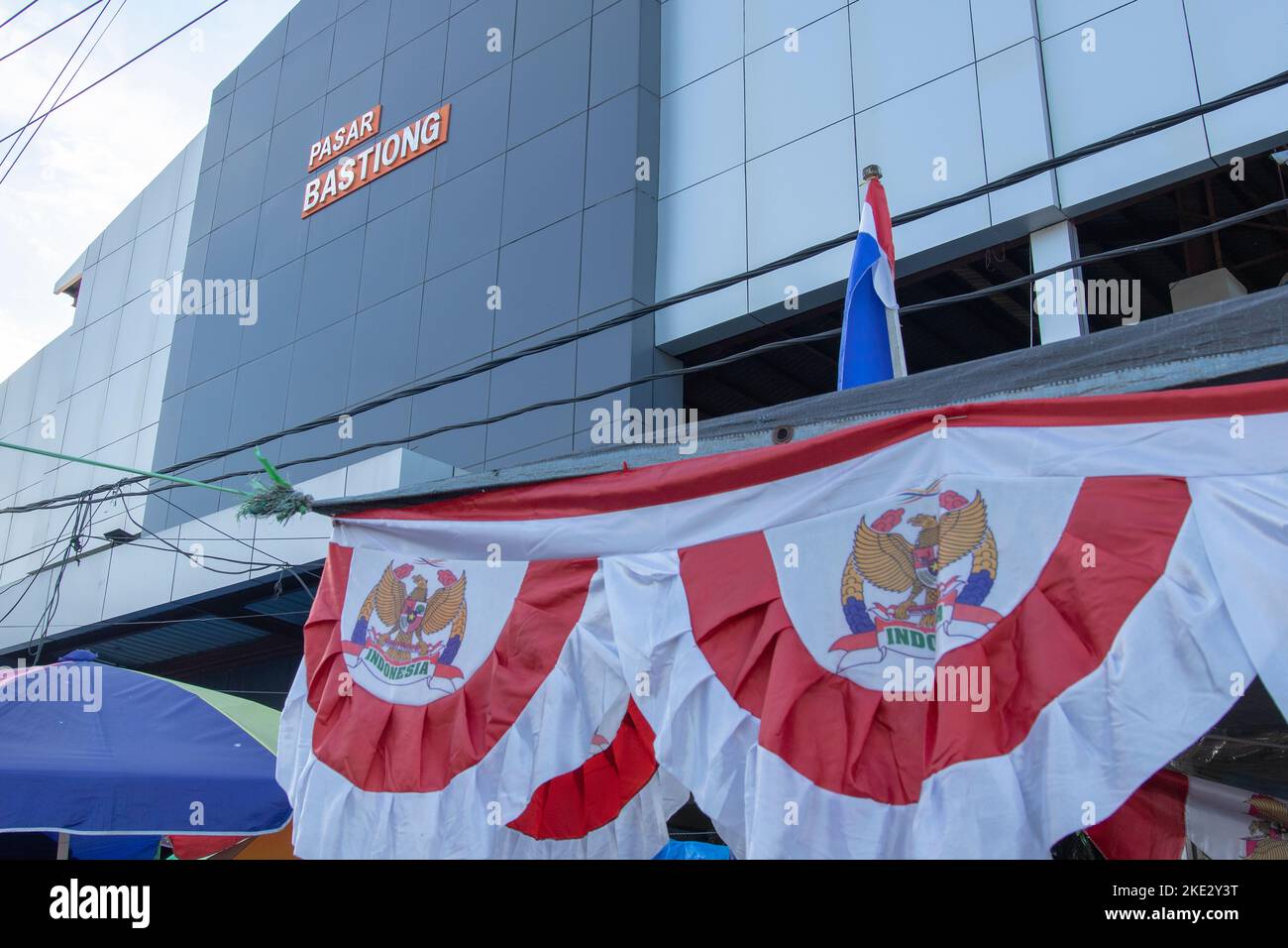 Bannières rouges et blanches sur le fond du marché bastiong dans la ville de Ternate, au nord de Maluku. Banque D'Images