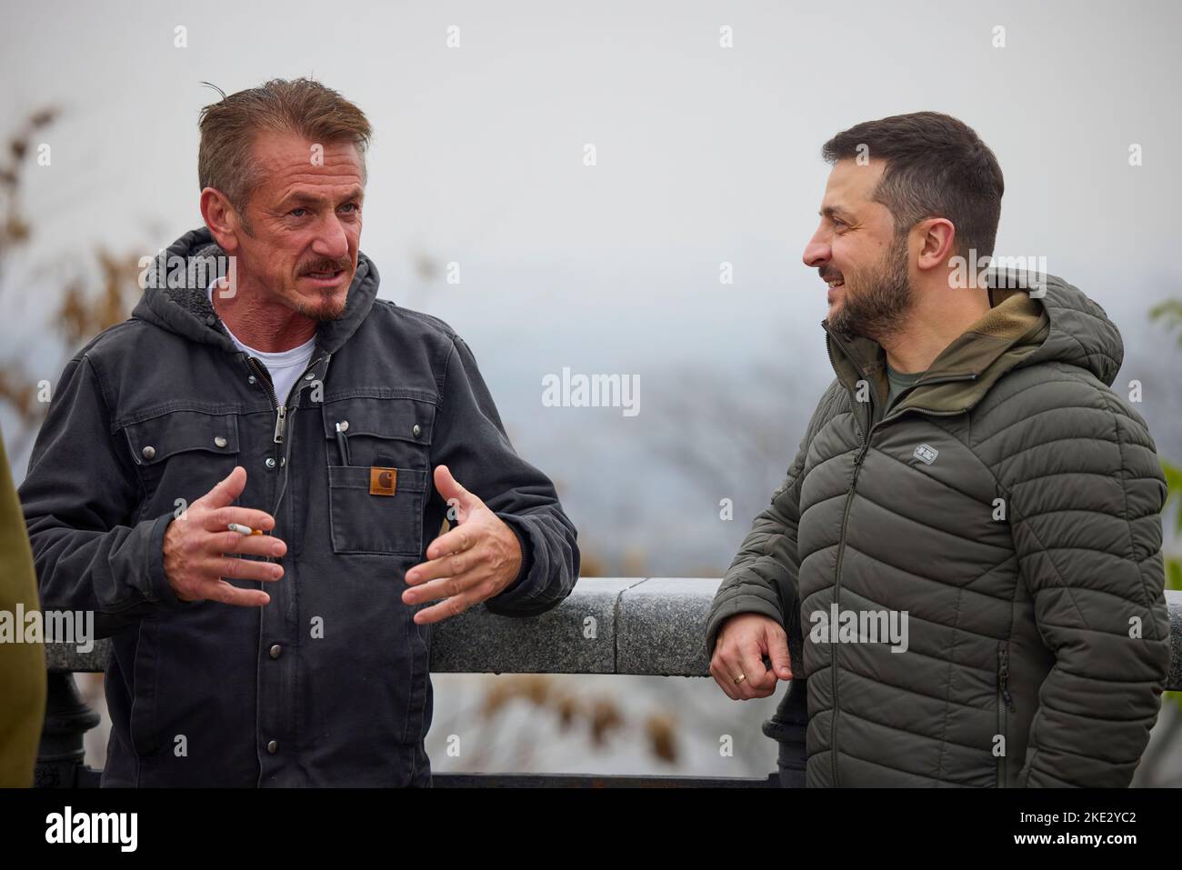 Le président ukrainien Volodymyr Zelensky a rencontré Sean Penn, acteur, cinéaste, scénariste et producteur américain, qui vient en Ukraine pour la troisième fois lors de l'invasion à grande échelle de la Russie. Le Chef de l'Etat a remercié Sean Penn pour l'attention et le soutien qu'il a apporté à l'Ukraine et à son peuple depuis le début de cette guerre. Volodymyr Zelenskyy a parlé de la situation actuelle dans le pays. Les interlocuteurs ont discuté des possibilités de soutenir l'Ukraine et de maintenir l'attention du monde sur les événements tragiques qui se produisent. Banque D'Images Le président ukrainien Volodymyr Zelensky a rencontré Sean Penn, acteur, cinéaste, scénariste et producteur américain, qui vient en Ukraine pour la troisième fois lors de l'invasion à grande échelle de la Russie. Le Chef de l'Etat a remercié Sean Penn pour l'attention et le soutien qu'il a apporté à l'Ukraine et à son peuple depuis le début de cette guerre. Volodymyr Zelenskyy a parlé de la situation actuelle dans le pays. Les interlocuteurs ont discuté des possibilités de soutenir l'Ukraine et de maintenir l'attention du monde sur les événements tragiques qui se produisent. Banque D'Images