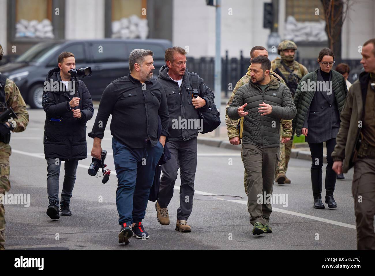 Le président ukrainien Volodymyr Zelensky a rencontré Sean Penn, acteur, cinéaste, scénariste et producteur américain, qui vient en Ukraine pour la troisième fois lors de l'invasion à grande échelle de la Russie. Le Chef de l'Etat a remercié Sean Penn pour l'attention et le soutien qu'il a apporté à l'Ukraine et à son peuple depuis le début de cette guerre. Volodymyr Zelenskyy a parlé de la situation actuelle dans le pays. Les interlocuteurs ont discuté des possibilités de soutenir l'Ukraine et de maintenir l'attention du monde sur les événements tragiques qui se produisent. Banque D'Images Le président ukrainien Volodymyr Zelensky a rencontré Sean Penn, acteur, cinéaste, scénariste et producteur américain, qui vient en Ukraine pour la troisième fois lors de l'invasion à grande échelle de la Russie. Le Chef de l'Etat a remercié Sean Penn pour l'attention et le soutien qu'il a apporté à l'Ukraine et à son peuple depuis le début de cette guerre. Volodymyr Zelenskyy a parlé de la situation actuelle dans le pays. Les interlocuteurs ont discuté des possibilités de soutenir l'Ukraine et de maintenir l'attention du monde sur les événements tragiques qui se produisent. Banque D'Images