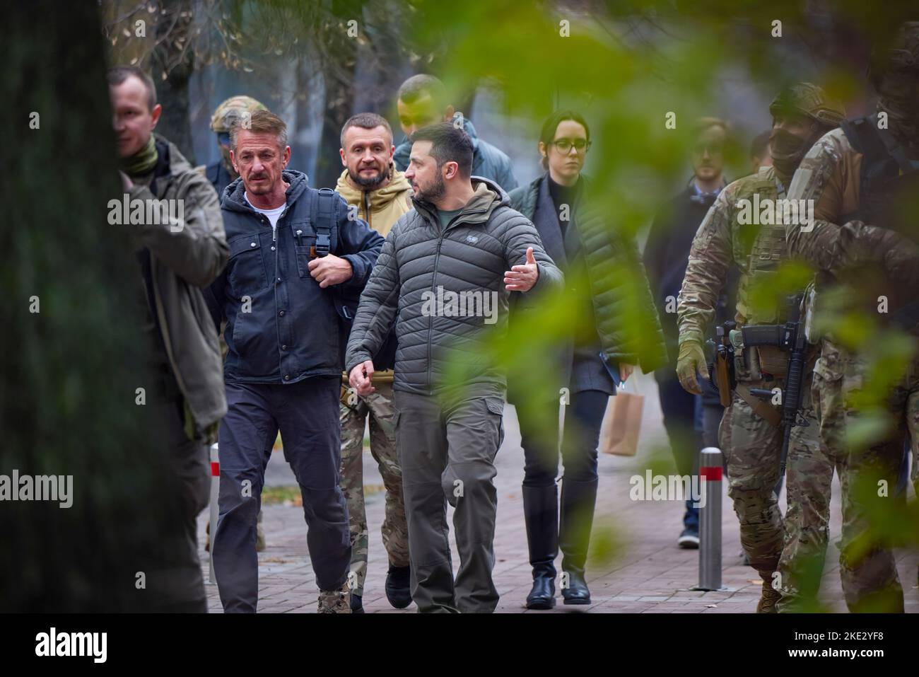Le président ukrainien Volodymyr Zelensky a rencontré Sean Penn, acteur, cinéaste, scénariste et producteur américain, qui vient en Ukraine pour la troisième fois lors de l'invasion à grande échelle de la Russie. Le Chef de l'Etat a remercié Sean Penn pour l'attention et le soutien qu'il a apporté à l'Ukraine et à son peuple depuis le début de cette guerre. Volodymyr Zelenskyy a parlé de la situation actuelle dans le pays. Les interlocuteurs ont discuté des possibilités de soutenir l'Ukraine et de maintenir l'attention du monde sur les événements tragiques qui se produisent. Banque D'Images Le président ukrainien Volodymyr Zelensky a rencontré Sean Penn, acteur, cinéaste, scénariste et producteur américain, qui vient en Ukraine pour la troisième fois lors de l'invasion à grande échelle de la Russie. Le Chef de l'Etat a remercié Sean Penn pour l'attention et le soutien qu'il a apporté à l'Ukraine et à son peuple depuis le début de cette guerre. Volodymyr Zelenskyy a parlé de la situation actuelle dans le pays. Les interlocuteurs ont discuté des possibilités de soutenir l'Ukraine et de maintenir l'attention du monde sur les événements tragiques qui se produisent. Banque D'Images