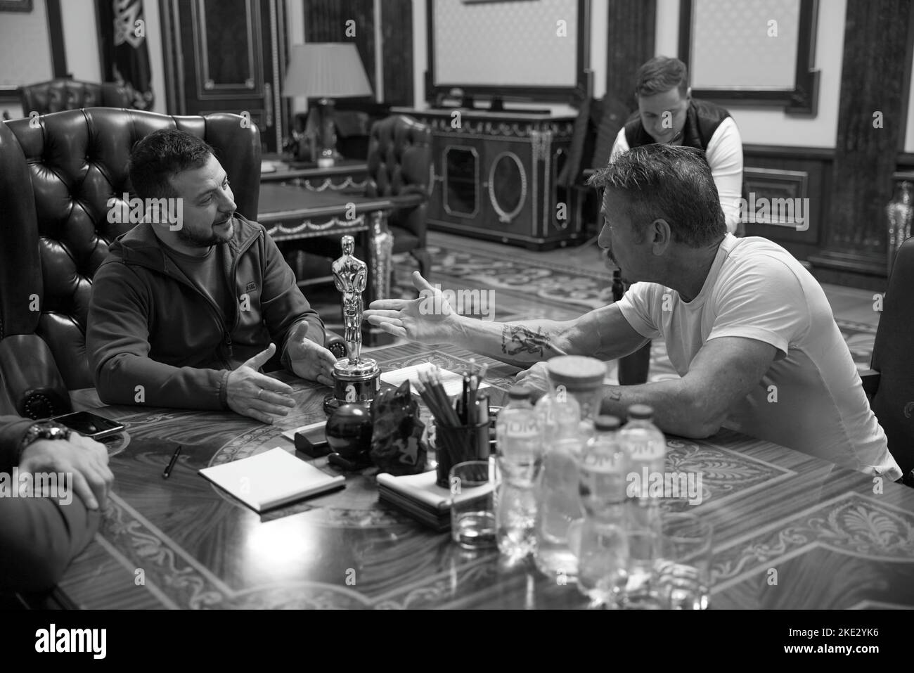 Le président ukrainien Volodymyr Zelensky a rencontré Sean Penn, acteur, cinéaste, scénariste et producteur américain, qui vient en Ukraine pour la troisième fois lors de l'invasion à grande échelle de la Russie. Le Chef de l'Etat a remercié Sean Penn pour l'attention et le soutien qu'il a apporté à l'Ukraine et à son peuple depuis le début de cette guerre. Volodymyr Zelenskyy a parlé de la situation actuelle dans le pays. Les interlocuteurs ont discuté des possibilités de soutenir l'Ukraine et de maintenir l'attention du monde sur les événements tragiques qui se produisent. Banque D'Images Le président ukrainien Volodymyr Zelensky a rencontré Sean Penn, acteur, cinéaste, scénariste et producteur américain, qui vient en Ukraine pour la troisième fois lors de l'invasion à grande échelle de la Russie. Le Chef de l'Etat a remercié Sean Penn pour l'attention et le soutien qu'il a apporté à l'Ukraine et à son peuple depuis le début de cette guerre. Volodymyr Zelenskyy a parlé de la situation actuelle dans le pays. Les interlocuteurs ont discuté des possibilités de soutenir l'Ukraine et de maintenir l'attention du monde sur les événements tragiques qui se produisent. Banque D'Images