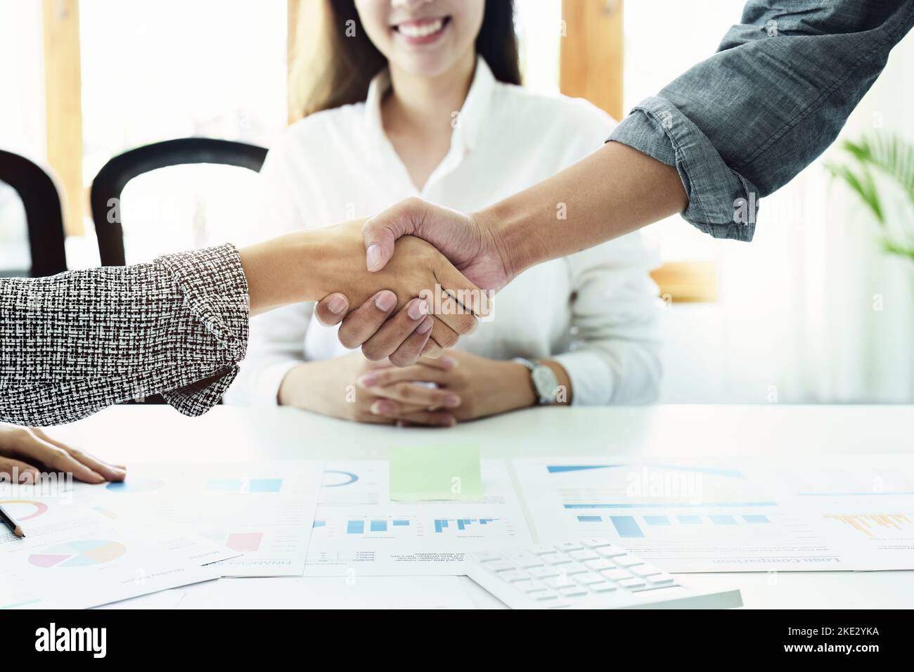 Fusion d'entreprises, les hommes d'affaires asiatiques se mettent la main dans la salle de conférence en présentant leur collaboration pour renforcer leurs efforts de marketing Banque D'Images