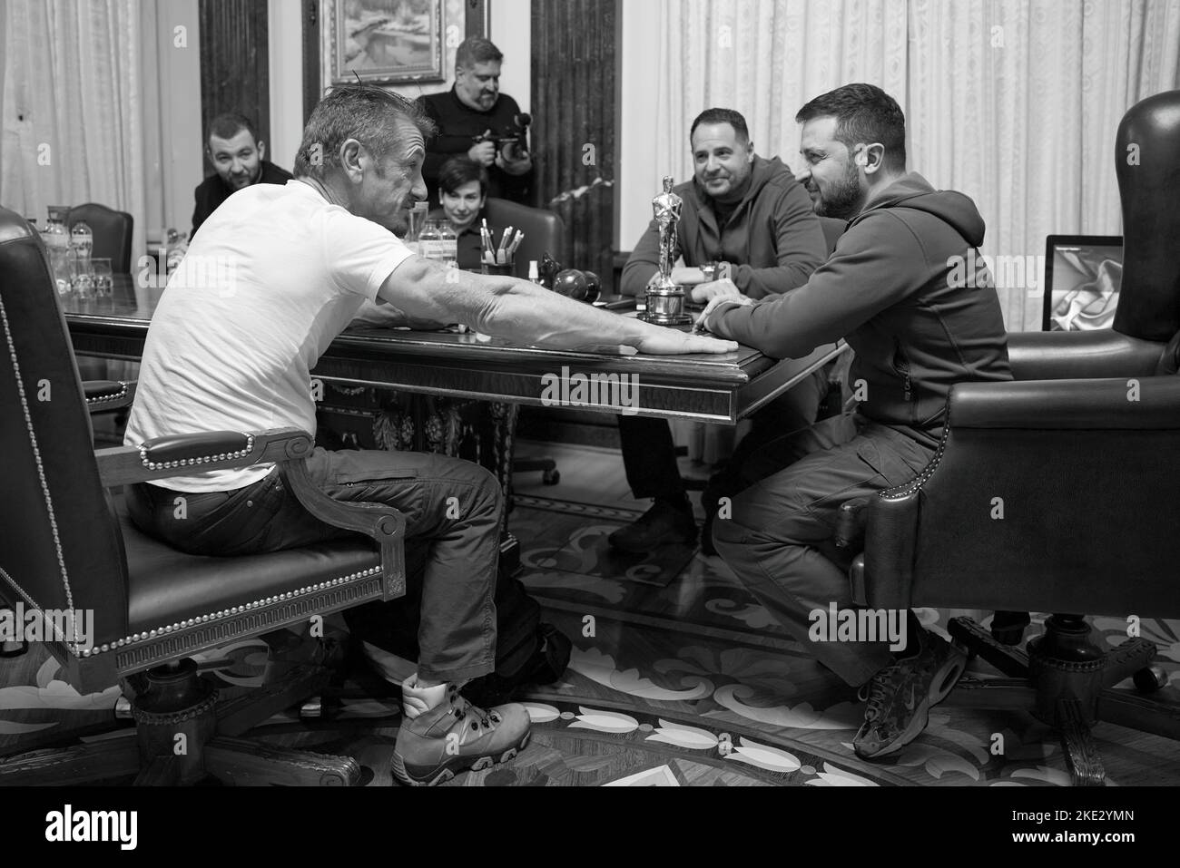 Le président ukrainien Volodymyr Zelensky a rencontré Sean Penn, acteur, cinéaste, scénariste et producteur américain, qui vient en Ukraine pour la troisième fois lors de l'invasion à grande échelle de la Russie. Le Chef de l'Etat a remercié Sean Penn pour l'attention et le soutien qu'il a apporté à l'Ukraine et à son peuple depuis le début de cette guerre. Volodymyr Zelenskyy a parlé de la situation actuelle dans le pays. Les interlocuteurs ont discuté des possibilités de soutenir l'Ukraine et de maintenir l'attention du monde sur les événements tragiques qui se produisent. Banque D'Images Le président ukrainien Volodymyr Zelensky a rencontré Sean Penn, acteur, cinéaste, scénariste et producteur américain, qui vient en Ukraine pour la troisième fois lors de l'invasion à grande échelle de la Russie. Le Chef de l'Etat a remercié Sean Penn pour l'attention et le soutien qu'il a apporté à l'Ukraine et à son peuple depuis le début de cette guerre. Volodymyr Zelenskyy a parlé de la situation actuelle dans le pays. Les interlocuteurs ont discuté des possibilités de soutenir l'Ukraine et de maintenir l'attention du monde sur les événements tragiques qui se produisent. Banque D'Images