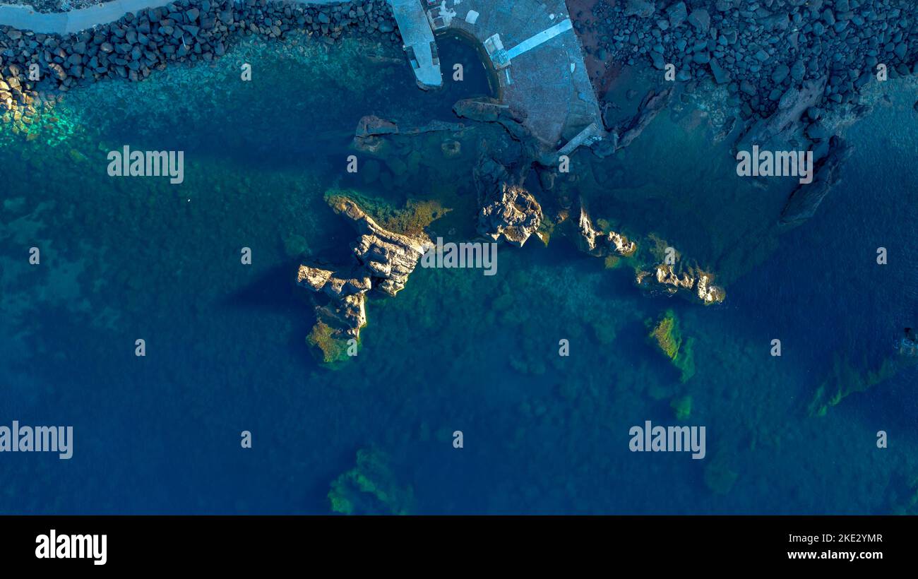 Vue aérienne, Ginostra, port, île de Stromboli, mer Méditerranée, Sicile, Italie, Europe Banque D'Images