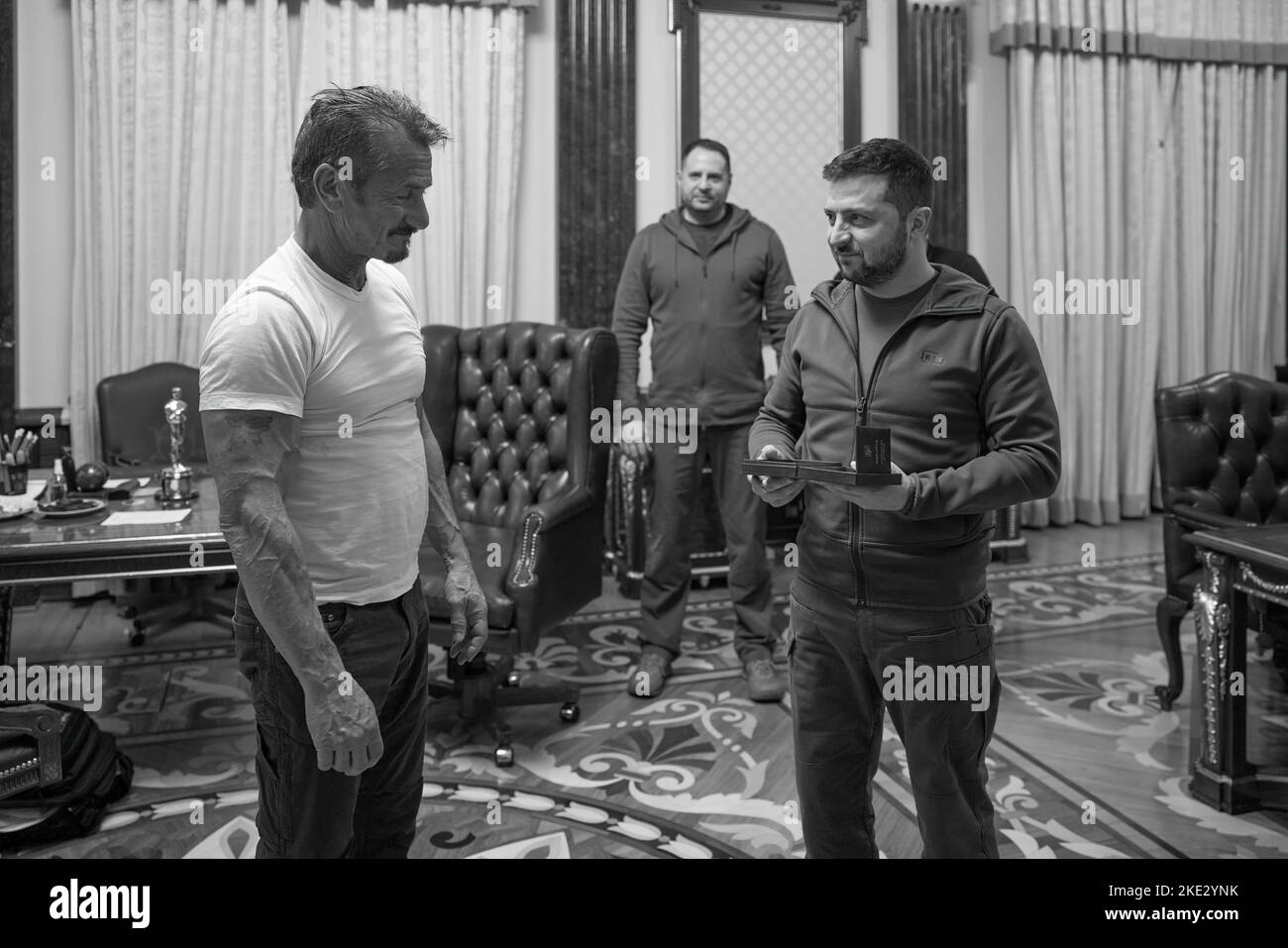 Le président ukrainien Volodymyr Zelensky a rencontré Sean Penn, acteur, cinéaste, scénariste et producteur américain, qui vient en Ukraine pour la troisième fois lors de l'invasion à grande échelle de la Russie. Le Chef de l'Etat a remercié Sean Penn pour l'attention et le soutien qu'il a apporté à l'Ukraine et à son peuple depuis le début de cette guerre. Volodymyr Zelenskyy a parlé de la situation actuelle dans le pays. Les interlocuteurs ont discuté des possibilités de soutenir l'Ukraine et de maintenir l'attention du monde sur les événements tragiques qui se produisent. Banque D'Images Le président ukrainien Volodymyr Zelensky a rencontré Sean Penn, acteur, cinéaste, scénariste et producteur américain, qui vient en Ukraine pour la troisième fois lors de l'invasion à grande échelle de la Russie. Le Chef de l'Etat a remercié Sean Penn pour l'attention et le soutien qu'il a apporté à l'Ukraine et à son peuple depuis le début de cette guerre. Volodymyr Zelenskyy a parlé de la situation actuelle dans le pays. Les interlocuteurs ont discuté des possibilités de soutenir l'Ukraine et de maintenir l'attention du monde sur les événements tragiques qui se produisent. Banque D'Images