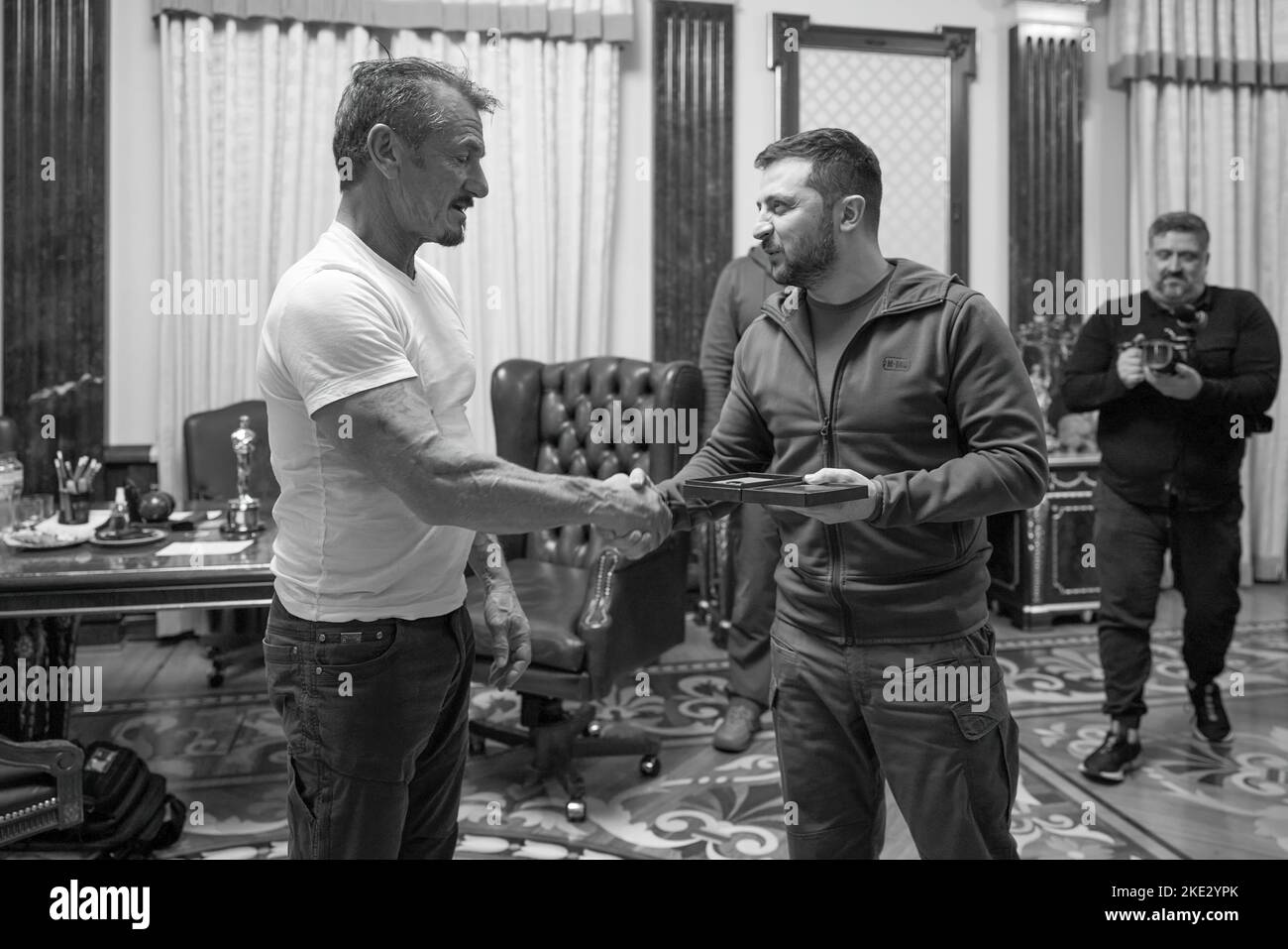 Le président ukrainien Volodymyr Zelensky a rencontré Sean Penn, acteur, cinéaste, scénariste et producteur américain, qui vient en Ukraine pour la troisième fois lors de l'invasion à grande échelle de la Russie. Le Chef de l'Etat a remercié Sean Penn pour l'attention et le soutien qu'il a apporté à l'Ukraine et à son peuple depuis le début de cette guerre. Volodymyr Zelenskyy a parlé de la situation actuelle dans le pays. Les interlocuteurs ont discuté des possibilités de soutenir l'Ukraine et de maintenir l'attention du monde sur les événements tragiques qui se produisent. Banque D'Images Le président ukrainien Volodymyr Zelensky a rencontré Sean Penn, acteur, cinéaste, scénariste et producteur américain, qui vient en Ukraine pour la troisième fois lors de l'invasion à grande échelle de la Russie. Le Chef de l'Etat a remercié Sean Penn pour l'attention et le soutien qu'il a apporté à l'Ukraine et à son peuple depuis le début de cette guerre. Volodymyr Zelenskyy a parlé de la situation actuelle dans le pays. Les interlocuteurs ont discuté des possibilités de soutenir l'Ukraine et de maintenir l'attention du monde sur les événements tragiques qui se produisent. Banque D'Images
