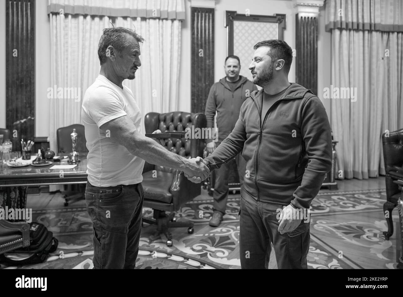 Le président ukrainien Volodymyr Zelensky a rencontré Sean Penn, acteur, cinéaste, scénariste et producteur américain, qui vient en Ukraine pour la troisième fois lors de l'invasion à grande échelle de la Russie. Le Chef de l'Etat a remercié Sean Penn pour l'attention et le soutien qu'il a apporté à l'Ukraine et à son peuple depuis le début de cette guerre. Volodymyr Zelenskyy a parlé de la situation actuelle dans le pays. Les interlocuteurs ont discuté des possibilités de soutenir l'Ukraine et de maintenir l'attention du monde sur les événements tragiques qui se produisent. Banque D'Images Le président ukrainien Volodymyr Zelensky a rencontré Sean Penn, acteur, cinéaste, scénariste et producteur américain, qui vient en Ukraine pour la troisième fois lors de l'invasion à grande échelle de la Russie. Le Chef de l'Etat a remercié Sean Penn pour l'attention et le soutien qu'il a apporté à l'Ukraine et à son peuple depuis le début de cette guerre. Volodymyr Zelenskyy a parlé de la situation actuelle dans le pays. Les interlocuteurs ont discuté des possibilités de soutenir l'Ukraine et de maintenir l'attention du monde sur les événements tragiques qui se produisent. Banque D'Images