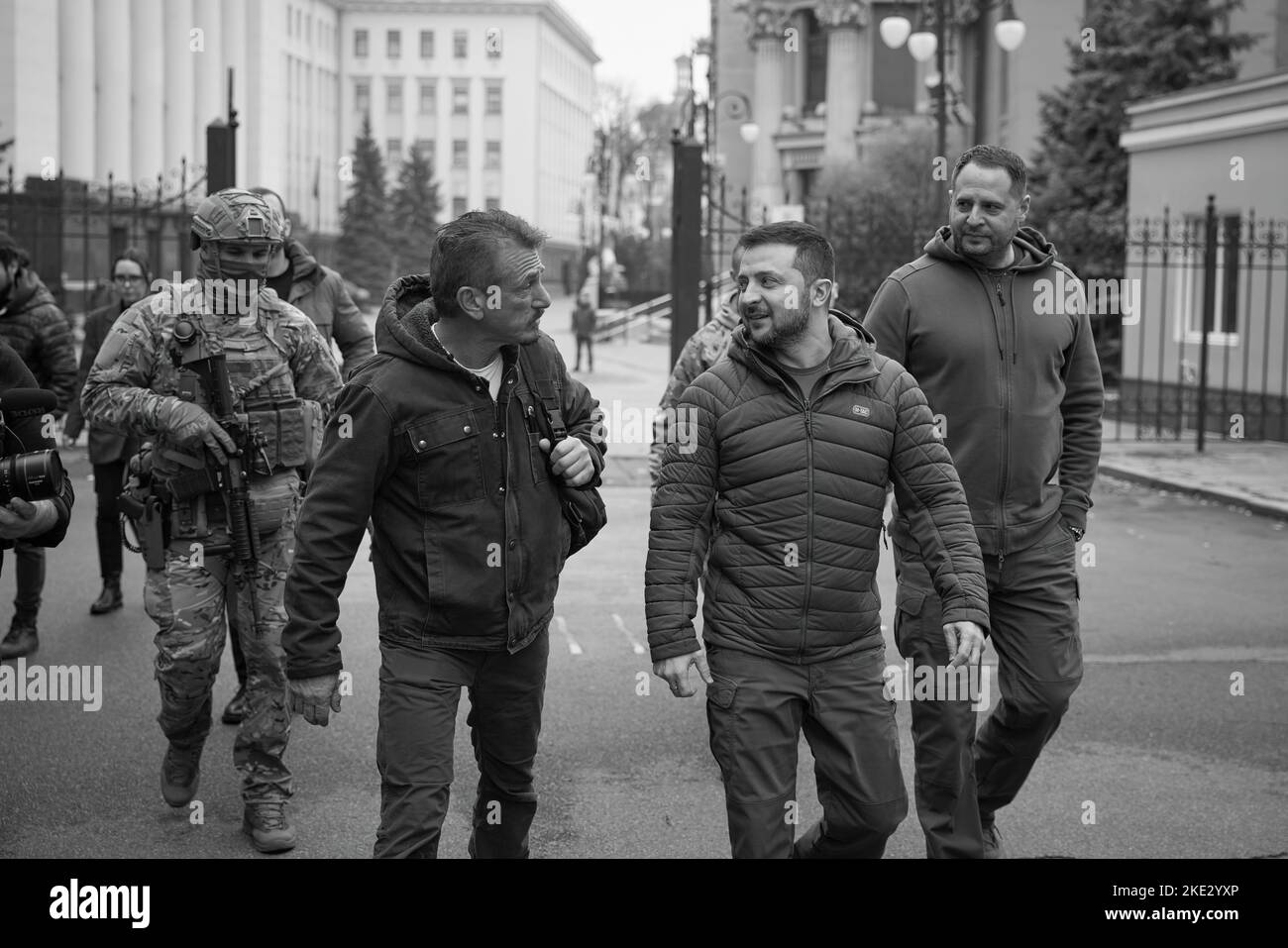 Le président ukrainien Volodymyr Zelensky a rencontré Sean Penn, acteur, cinéaste, scénariste et producteur américain, qui vient en Ukraine pour la troisième fois lors de l'invasion à grande échelle de la Russie. Le Chef de l'Etat a remercié Sean Penn pour l'attention et le soutien qu'il a apporté à l'Ukraine et à son peuple depuis le début de cette guerre. Volodymyr Zelenskyy a parlé de la situation actuelle dans le pays. Les interlocuteurs ont discuté des possibilités de soutenir l'Ukraine et de maintenir l'attention du monde sur les événements tragiques qui se produisent. Banque D'Images Le président ukrainien Volodymyr Zelensky a rencontré Sean Penn, acteur, cinéaste, scénariste et producteur américain, qui vient en Ukraine pour la troisième fois lors de l'invasion à grande échelle de la Russie. Le Chef de l'Etat a remercié Sean Penn pour l'attention et le soutien qu'il a apporté à l'Ukraine et à son peuple depuis le début de cette guerre. Volodymyr Zelenskyy a parlé de la situation actuelle dans le pays. Les interlocuteurs ont discuté des possibilités de soutenir l'Ukraine et de maintenir l'attention du monde sur les événements tragiques qui se produisent. Banque D'Images