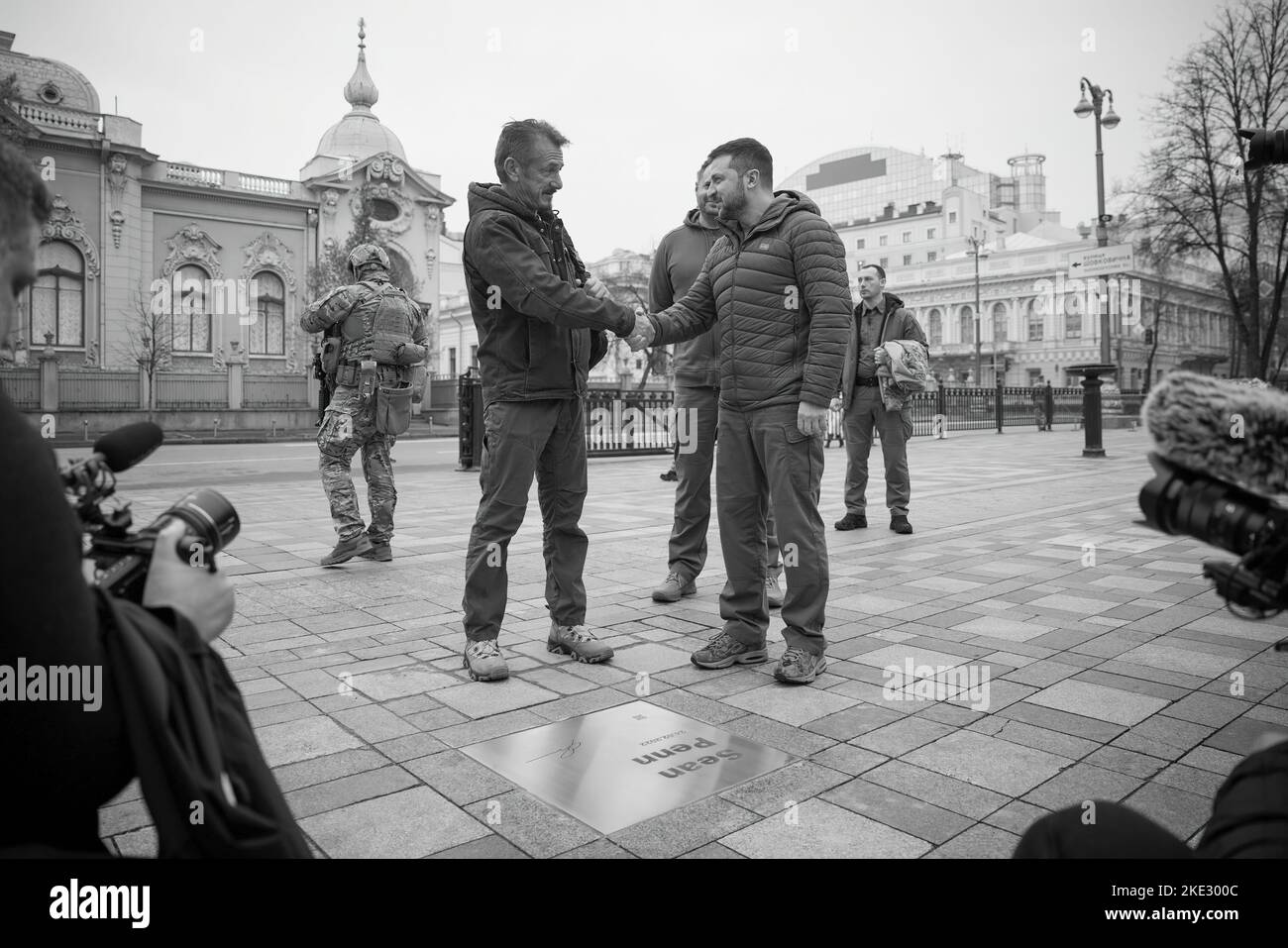 Le président ukrainien Volodymyr Zelensky a rencontré Sean Penn, acteur, cinéaste, scénariste et producteur américain, qui vient en Ukraine pour la troisième fois lors de l'invasion à grande échelle de la Russie. Le Chef de l'Etat a remercié Sean Penn pour l'attention et le soutien qu'il a apporté à l'Ukraine et à son peuple depuis le début de cette guerre. Volodymyr Zelenskyy a parlé de la situation actuelle dans le pays. Les interlocuteurs ont discuté des possibilités de soutenir l'Ukraine et de maintenir l'attention du monde sur les événements tragiques qui se produisent. Banque D'Images Le président ukrainien Volodymyr Zelensky a rencontré Sean Penn, acteur, cinéaste, scénariste et producteur américain, qui vient en Ukraine pour la troisième fois lors de l'invasion à grande échelle de la Russie. Le Chef de l'Etat a remercié Sean Penn pour l'attention et le soutien qu'il a apporté à l'Ukraine et à son peuple depuis le début de cette guerre. Volodymyr Zelenskyy a parlé de la situation actuelle dans le pays. Les interlocuteurs ont discuté des possibilités de soutenir l'Ukraine et de maintenir l'attention du monde sur les événements tragiques qui se produisent. Banque D'Images