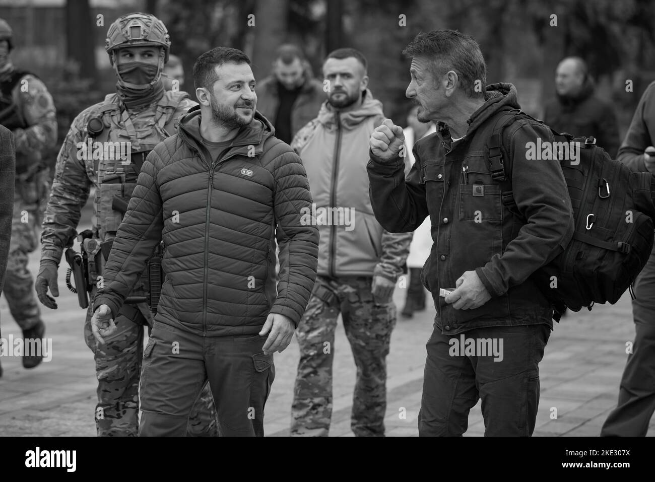 Le président ukrainien Volodymyr Zelensky a rencontré Sean Penn, acteur, cinéaste, scénariste et producteur américain, qui vient en Ukraine pour la troisième fois lors de l'invasion à grande échelle de la Russie. Le Chef de l'Etat a remercié Sean Penn pour l'attention et le soutien qu'il a apporté à l'Ukraine et à son peuple depuis le début de cette guerre. Volodymyr Zelenskyy a parlé de la situation actuelle dans le pays. Les interlocuteurs ont discuté des possibilités de soutenir l'Ukraine et de maintenir l'attention du monde sur les événements tragiques qui se produisent. Banque D'Images Le président ukrainien Volodymyr Zelensky a rencontré Sean Penn, acteur, cinéaste, scénariste et producteur américain, qui vient en Ukraine pour la troisième fois lors de l'invasion à grande échelle de la Russie. Le Chef de l'Etat a remercié Sean Penn pour l'attention et le soutien qu'il a apporté à l'Ukraine et à son peuple depuis le début de cette guerre. Volodymyr Zelenskyy a parlé de la situation actuelle dans le pays. Les interlocuteurs ont discuté des possibilités de soutenir l'Ukraine et de maintenir l'attention du monde sur les événements tragiques qui se produisent. Banque D'Images