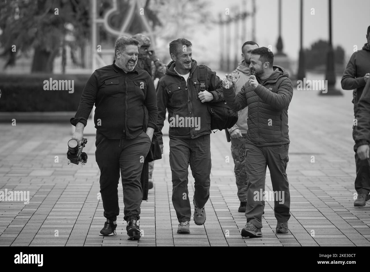 Le président ukrainien Volodymyr Zelensky a rencontré Sean Penn, acteur, cinéaste, scénariste et producteur américain, qui vient en Ukraine pour la troisième fois lors de l'invasion à grande échelle de la Russie. Le Chef de l'Etat a remercié Sean Penn pour l'attention et le soutien qu'il a apporté à l'Ukraine et à son peuple depuis le début de cette guerre. Volodymyr Zelenskyy a parlé de la situation actuelle dans le pays. Les interlocuteurs ont discuté des possibilités de soutenir l'Ukraine et de maintenir l'attention du monde sur les événements tragiques qui se produisent. Banque D'Images Le président ukrainien Volodymyr Zelensky a rencontré Sean Penn, acteur, cinéaste, scénariste et producteur américain, qui vient en Ukraine pour la troisième fois lors de l'invasion à grande échelle de la Russie. Le Chef de l'Etat a remercié Sean Penn pour l'attention et le soutien qu'il a apporté à l'Ukraine et à son peuple depuis le début de cette guerre. Volodymyr Zelenskyy a parlé de la situation actuelle dans le pays. Les interlocuteurs ont discuté des possibilités de soutenir l'Ukraine et de maintenir l'attention du monde sur les événements tragiques qui se produisent. Banque D'Images