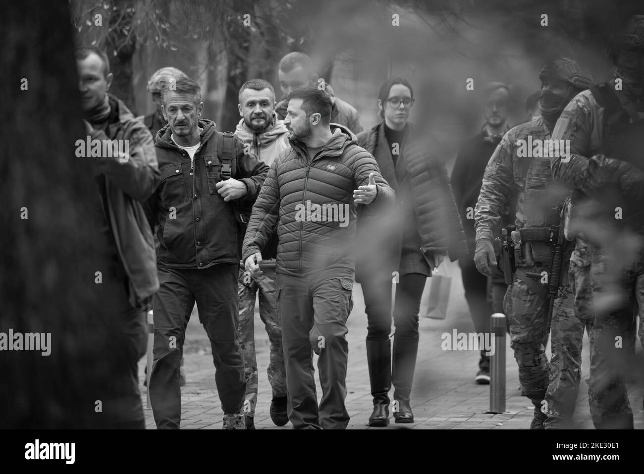 Le président ukrainien Volodymyr Zelensky a rencontré Sean Penn, acteur, cinéaste, scénariste et producteur américain, qui vient en Ukraine pour la troisième fois lors de l'invasion à grande échelle de la Russie. Le Chef de l'Etat a remercié Sean Penn pour l'attention et le soutien qu'il a apporté à l'Ukraine et à son peuple depuis le début de cette guerre. Volodymyr Zelenskyy a parlé de la situation actuelle dans le pays. Les interlocuteurs ont discuté des possibilités de soutenir l'Ukraine et de maintenir l'attention du monde sur les événements tragiques qui se produisent. Banque D'Images Le président ukrainien Volodymyr Zelensky a rencontré Sean Penn, acteur, cinéaste, scénariste et producteur américain, qui vient en Ukraine pour la troisième fois lors de l'invasion à grande échelle de la Russie. Le Chef de l'Etat a remercié Sean Penn pour l'attention et le soutien qu'il a apporté à l'Ukraine et à son peuple depuis le début de cette guerre. Volodymyr Zelenskyy a parlé de la situation actuelle dans le pays. Les interlocuteurs ont discuté des possibilités de soutenir l'Ukraine et de maintenir l'attention du monde sur les événements tragiques qui se produisent. Banque D'Images