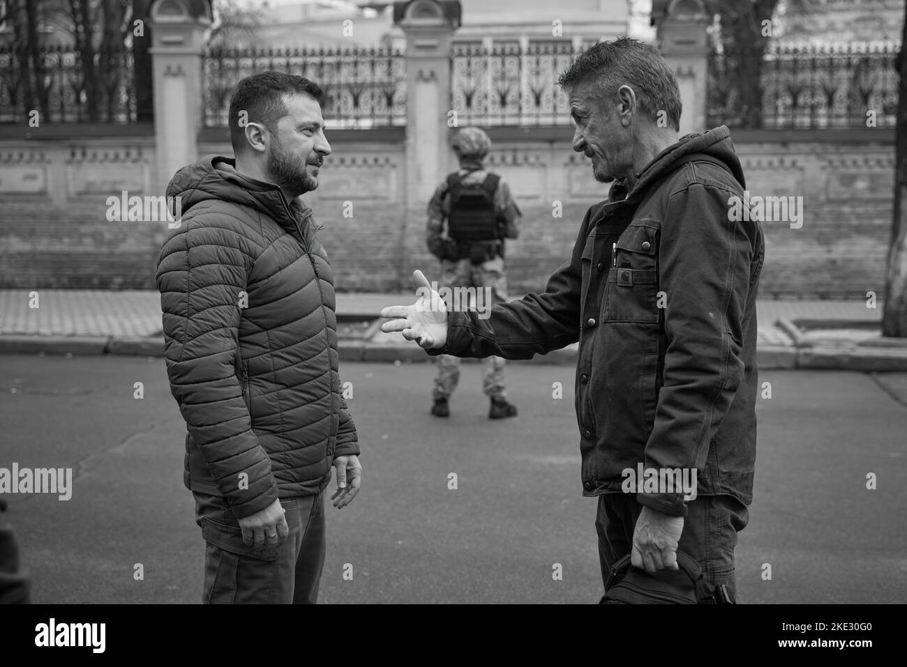 Le président ukrainien Volodymyr Zelensky a rencontré Sean Penn, acteur, cinéaste, scénariste et producteur américain, qui vient en Ukraine pour la troisième fois lors de l'invasion à grande échelle de la Russie. Le Chef de l'Etat a remercié Sean Penn pour l'attention et le soutien qu'il a apporté à l'Ukraine et à son peuple depuis le début de cette guerre. Volodymyr Zelenskyy a parlé de la situation actuelle dans le pays. Les interlocuteurs ont discuté des possibilités de soutenir l'Ukraine et de maintenir l'attention du monde sur les événements tragiques qui se produisent. Banque D'Images Le président ukrainien Volodymyr Zelensky a rencontré Sean Penn, acteur, cinéaste, scénariste et producteur américain, qui vient en Ukraine pour la troisième fois lors de l'invasion à grande échelle de la Russie. Le Chef de l'Etat a remercié Sean Penn pour l'attention et le soutien qu'il a apporté à l'Ukraine et à son peuple depuis le début de cette guerre. Volodymyr Zelenskyy a parlé de la situation actuelle dans le pays. Les interlocuteurs ont discuté des possibilités de soutenir l'Ukraine et de maintenir l'attention du monde sur les événements tragiques qui se produisent. Banque D'Images
