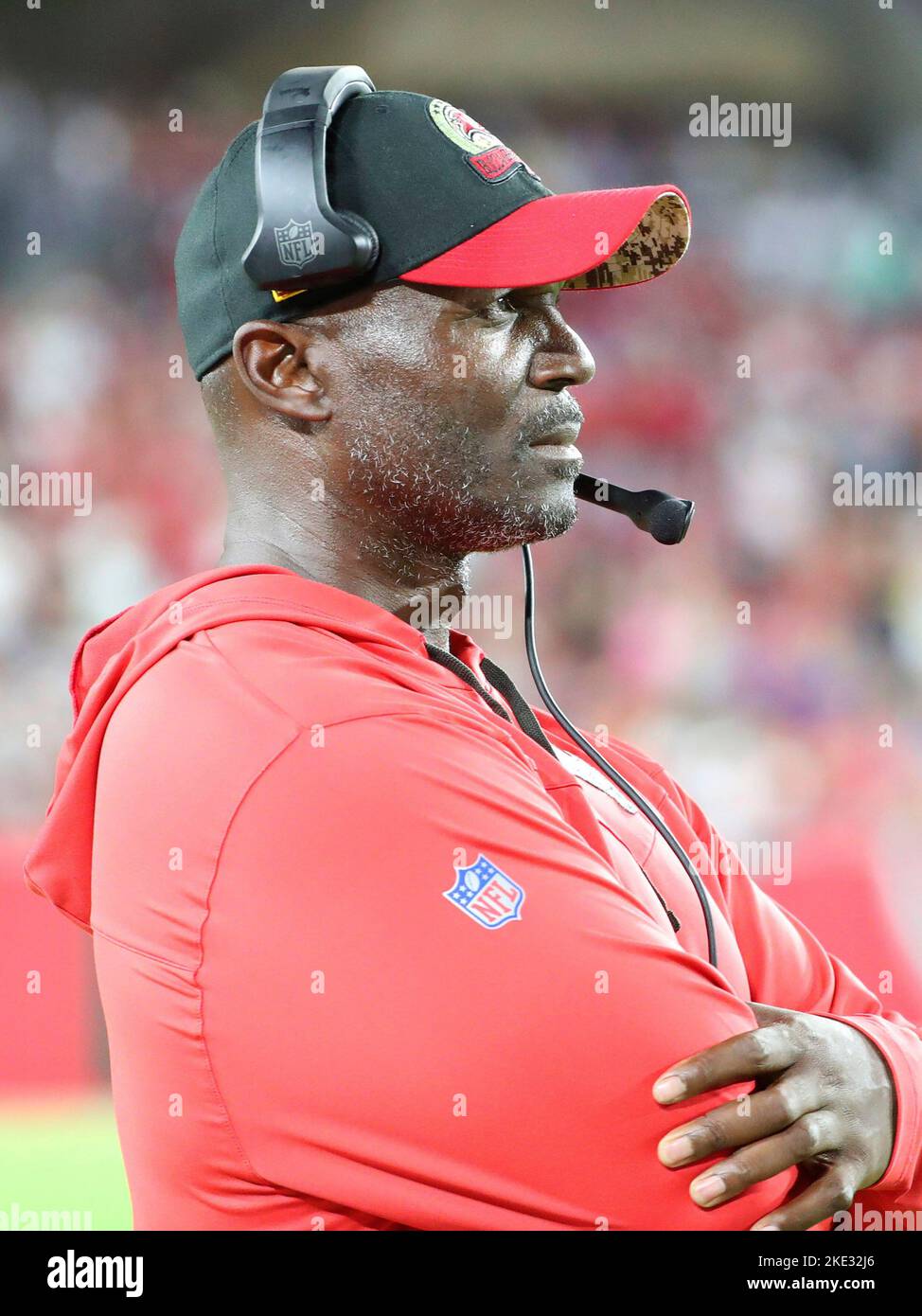 6 novembre 2022 ; Tampa, FL États-Unis ; Tampa Bay Buccaneers, entraîneur-chef Todd Bowles, regarde pendant un match de la NFL au Raymond James Stadium. Les Buccaneers battent les Rams 16-13. (Steve Jacobson/image du sport) Banque D'Images