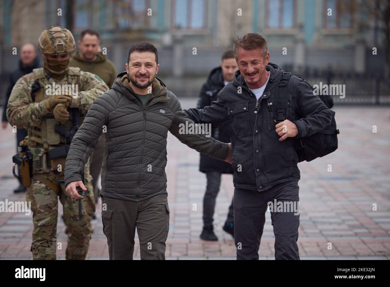 Kiev, Kiev, Ukraine. 8th novembre 2022. Le président ukrainien VOLODYMYR ZELENSKYY, à gauche, s'entretient avec SEAN PENN, acteur américain récompensé par un Oscar, à droite, sur la place de la Constitution. Penn a prêté sa statuette Academy Award au président jusqu'à la fin de l'invasion russe. (Credit image: © Ukraine Presidency/ZUMA Press Wire) Banque D'Images