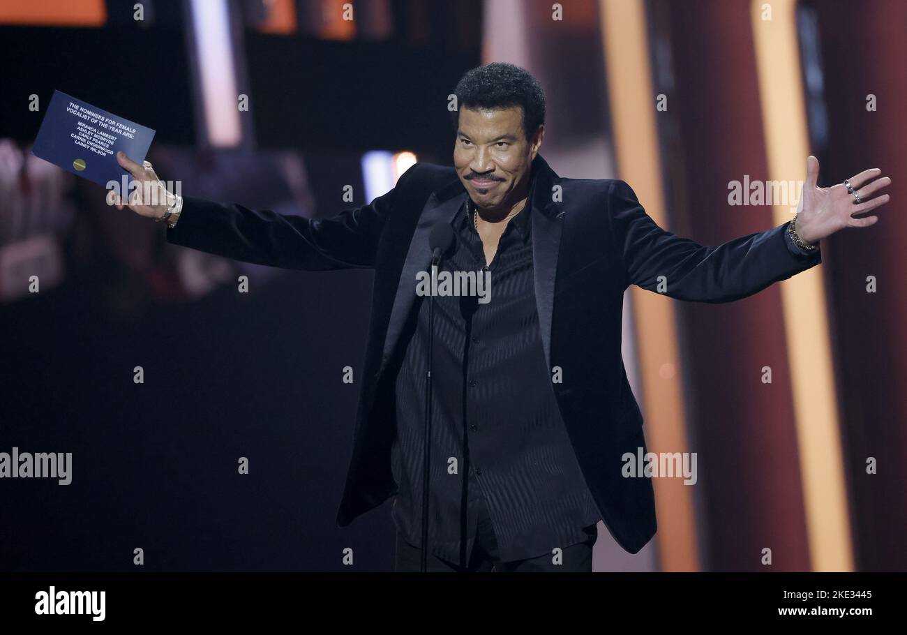 Nashville, États-Unis. 09th novembre 2022. Lionel Richie présente un prix lors des Prix annuels CMA 56th au Bridgestone Arena de Nashville, Tennessee, mercredi, à 9 novembre 2022. Photo de John Angelillo/UPI crédit: UPI/Alay Live News Banque D'Images