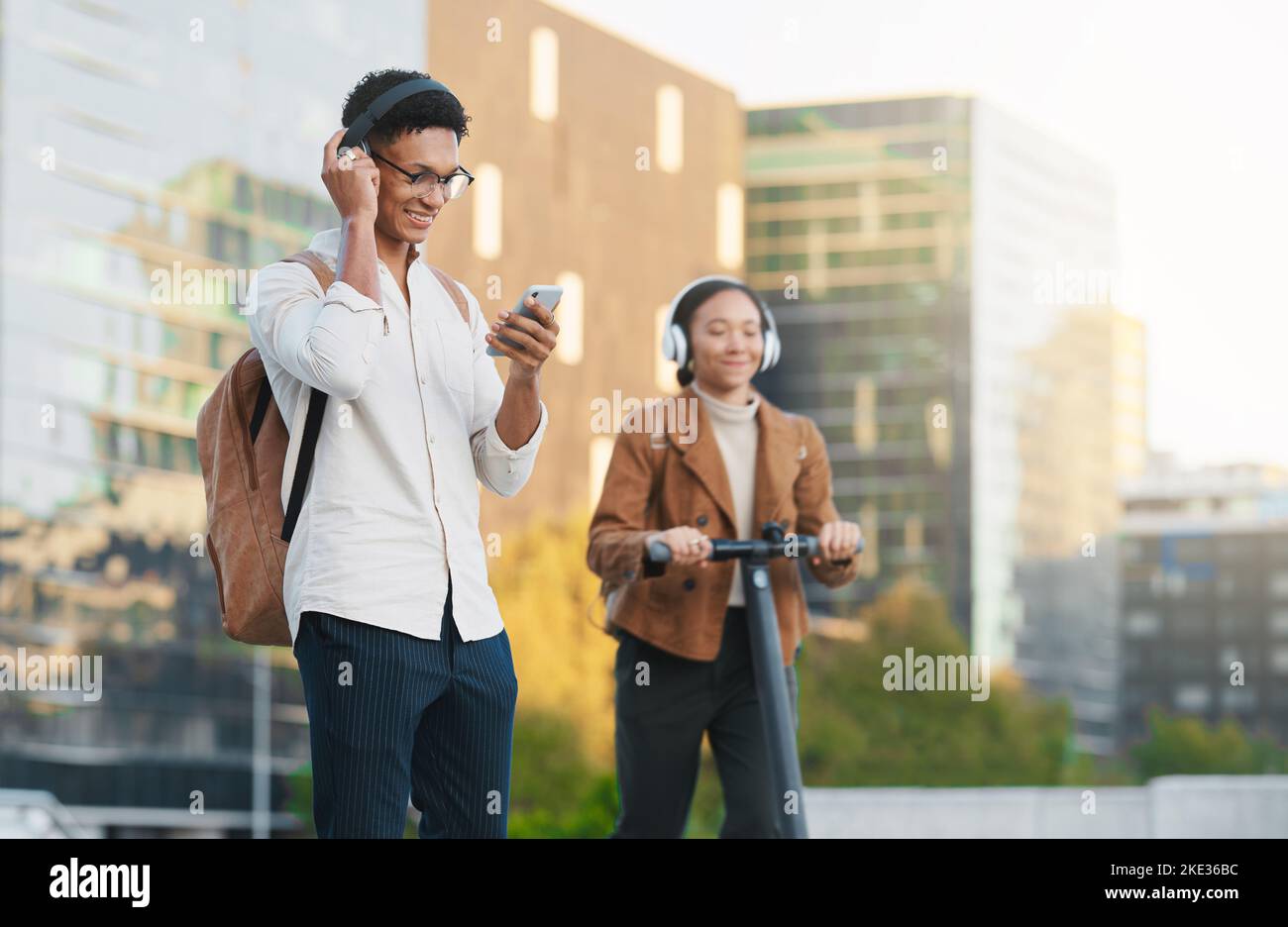 Les étudiants voyagent avec le téléphone, la musique ou heureux couple