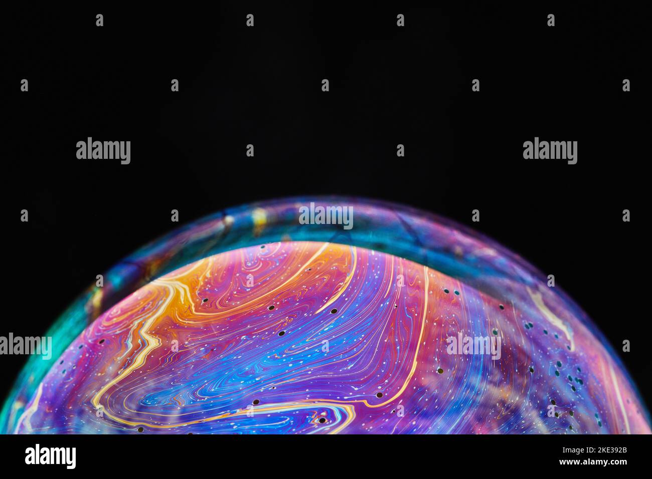 Espace de réalité virtuelle avec planète psychédélique multicolore abstraite. Gros plan de la bulle de savon comme une planète extraterrestre sur fond noir Banque D'Images