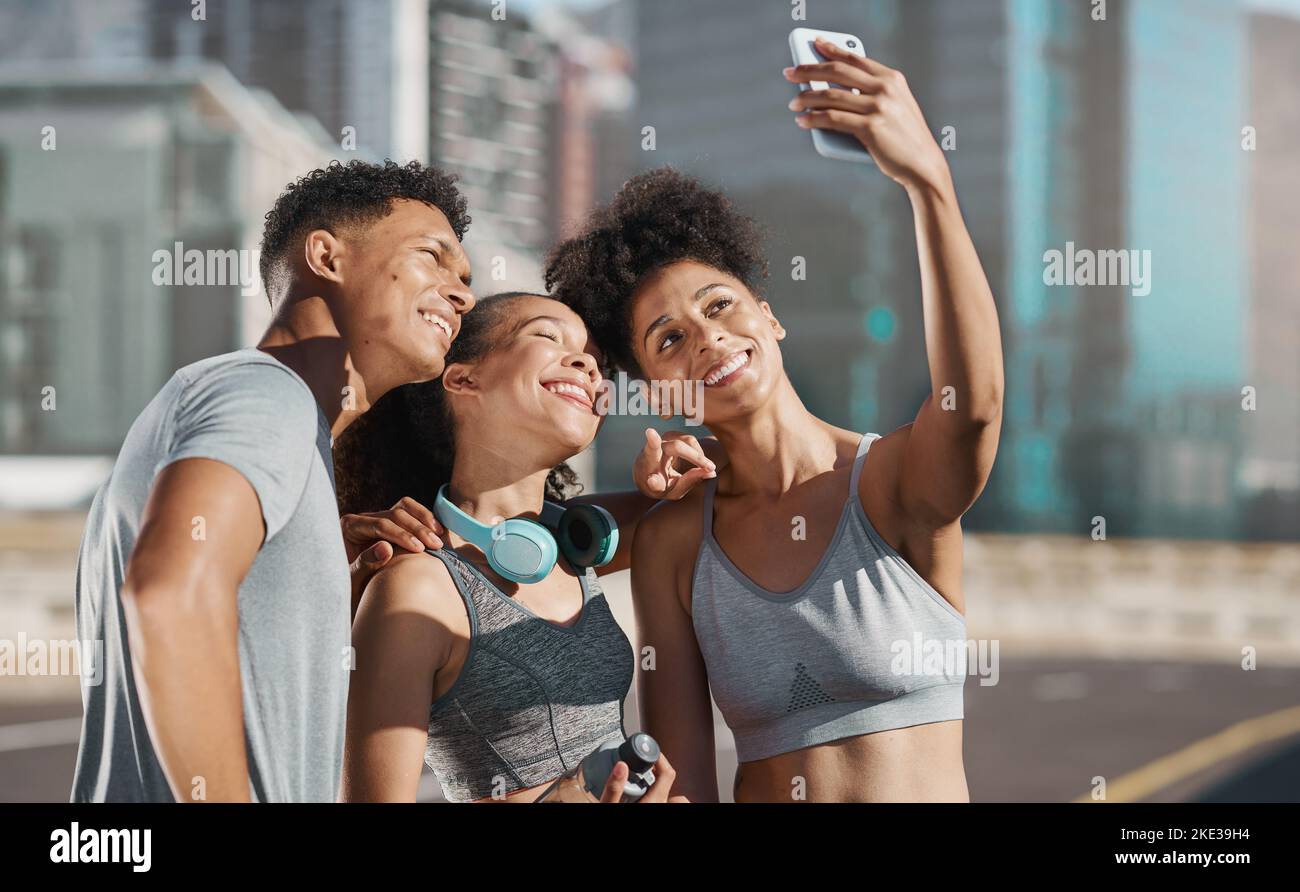 Selfie, fitness et ville amis avec smartphone pour l'entraînement, l'entraînement ou l'exercice de motivation de groupe, le réseautage social et la mise à jour de profil Banque D'Images