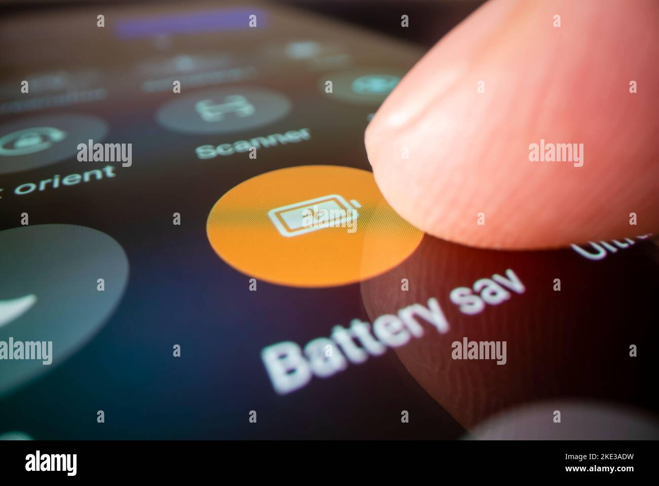 Melbourne, Australie - 3 octobre 2022 : vue rapprochée de l'activation de l'économiseur de batterie sur un smartphone, prise avec une sonde macro Banque D'Images