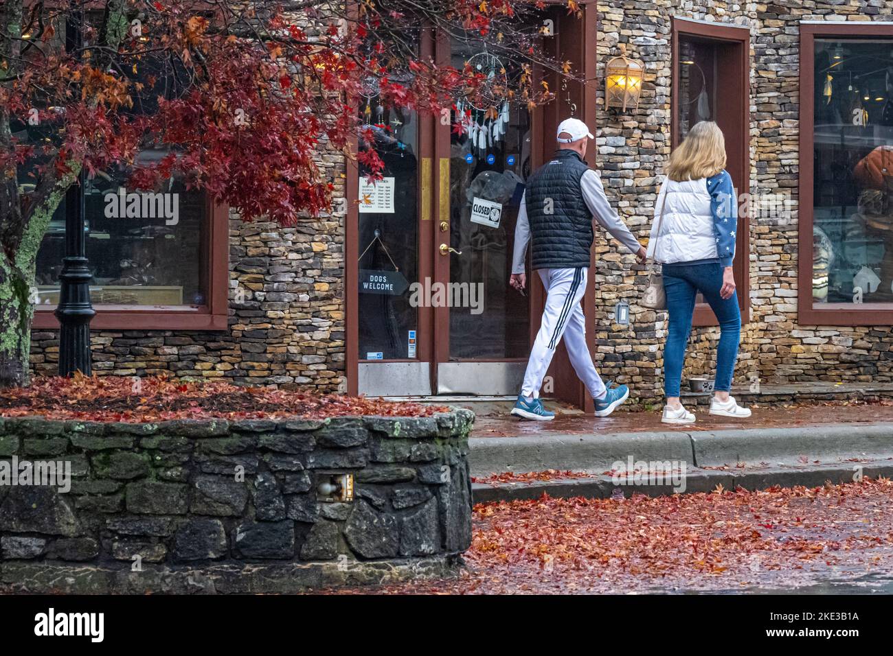 Couple se promenant le long de main Street sur un matin d'automne brumeux à Highlands, en Caroline du Nord. (ÉTATS-UNIS) Banque D'Images
