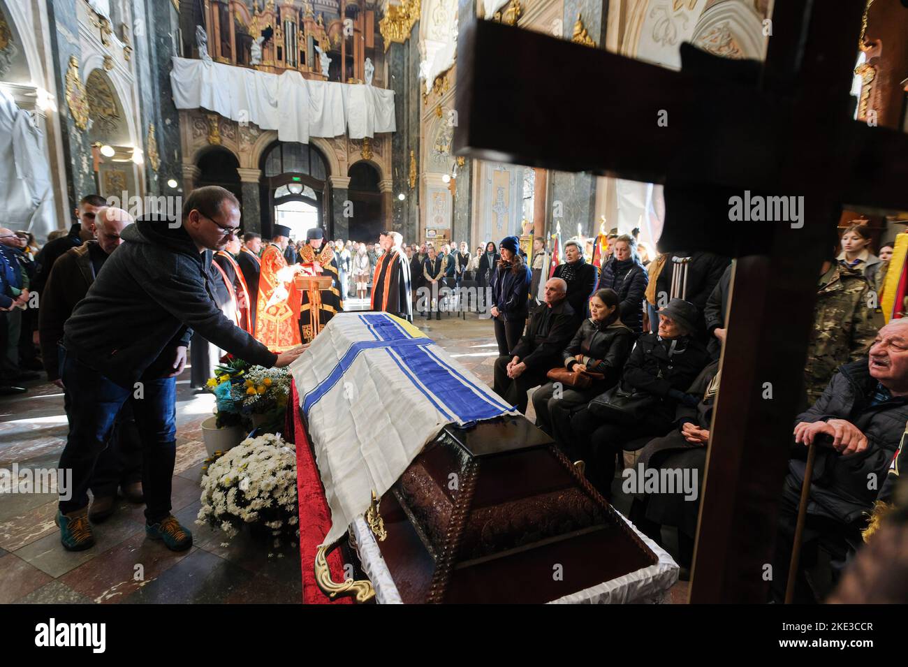 Cérémonie funéraire de Taras Havrylyshyn ancien membre de l'organisation Plast, l'Organisation Scoute nationale d'Ukraine, à l'église Saints Pierre et Paul Garrison qui a été tué par les troupes russes lors de l'invasion russe de l'Ukraine. La Russie a envahi l'Ukraine le 24 février 2022, déclenchant la plus grande attaque militaire en Europe depuis la Seconde Guerre mondiale Taras Havrylyshyn a été tué par les troupes russes lors de l'invasion russe de l'Ukraine. La Russie a envahi l'Ukraine le 24 février 2022, déclenchant la plus grande attaque militaire en Europe depuis la Seconde Guerre mondiale Banque D'Images