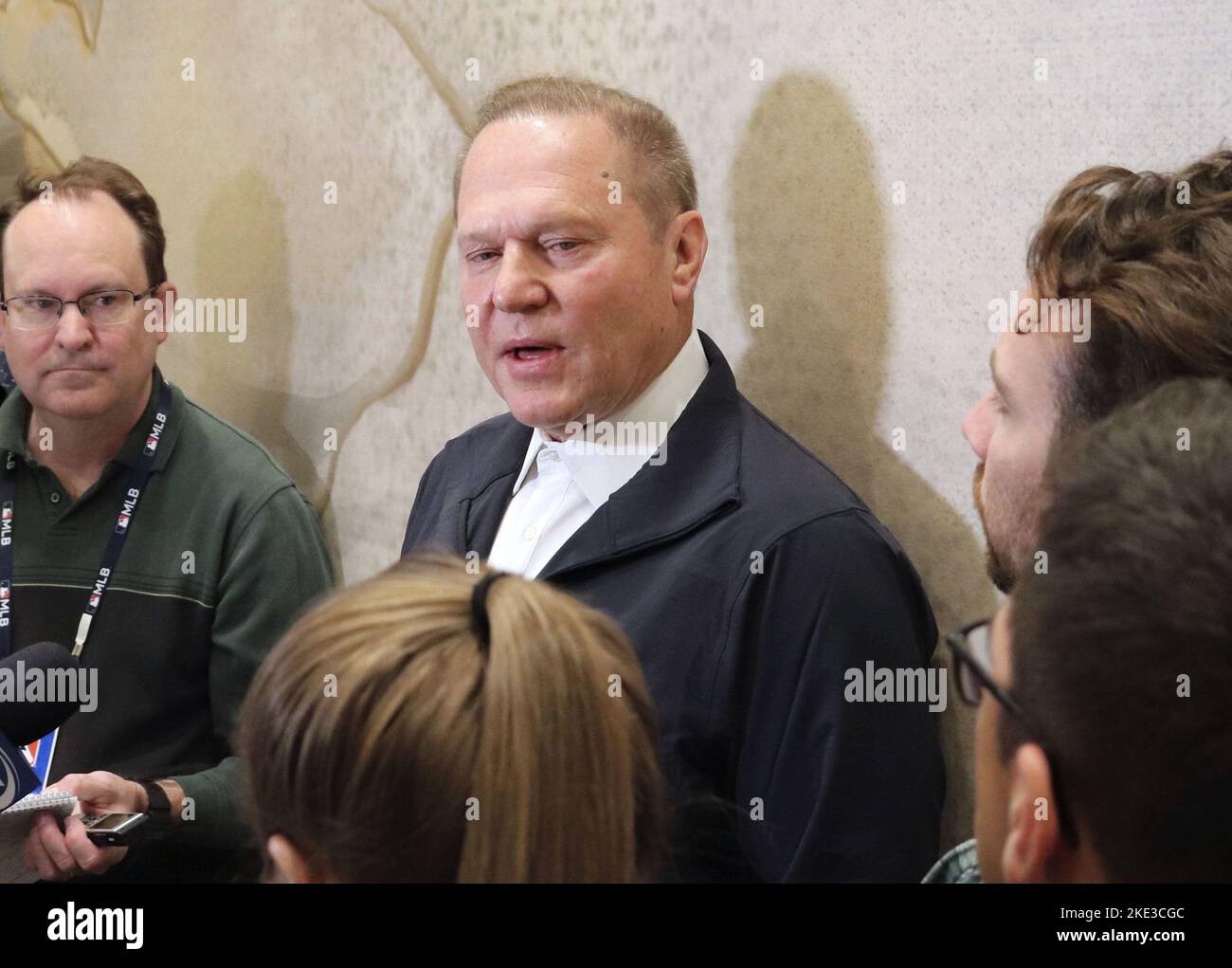L'agent sportif américain Scott Boras (C), qui représente certains des meilleurs agents libres de baseball, dont le lanceur de tigers Hanshin Shintaro Fujinami, s'adresse aux journalistes à Las Vegas, Nevada, le 9 novembre 2022. (Kyodo)==Kyodo photo via crédit: Newscom/Alay Live News Banque D'Images