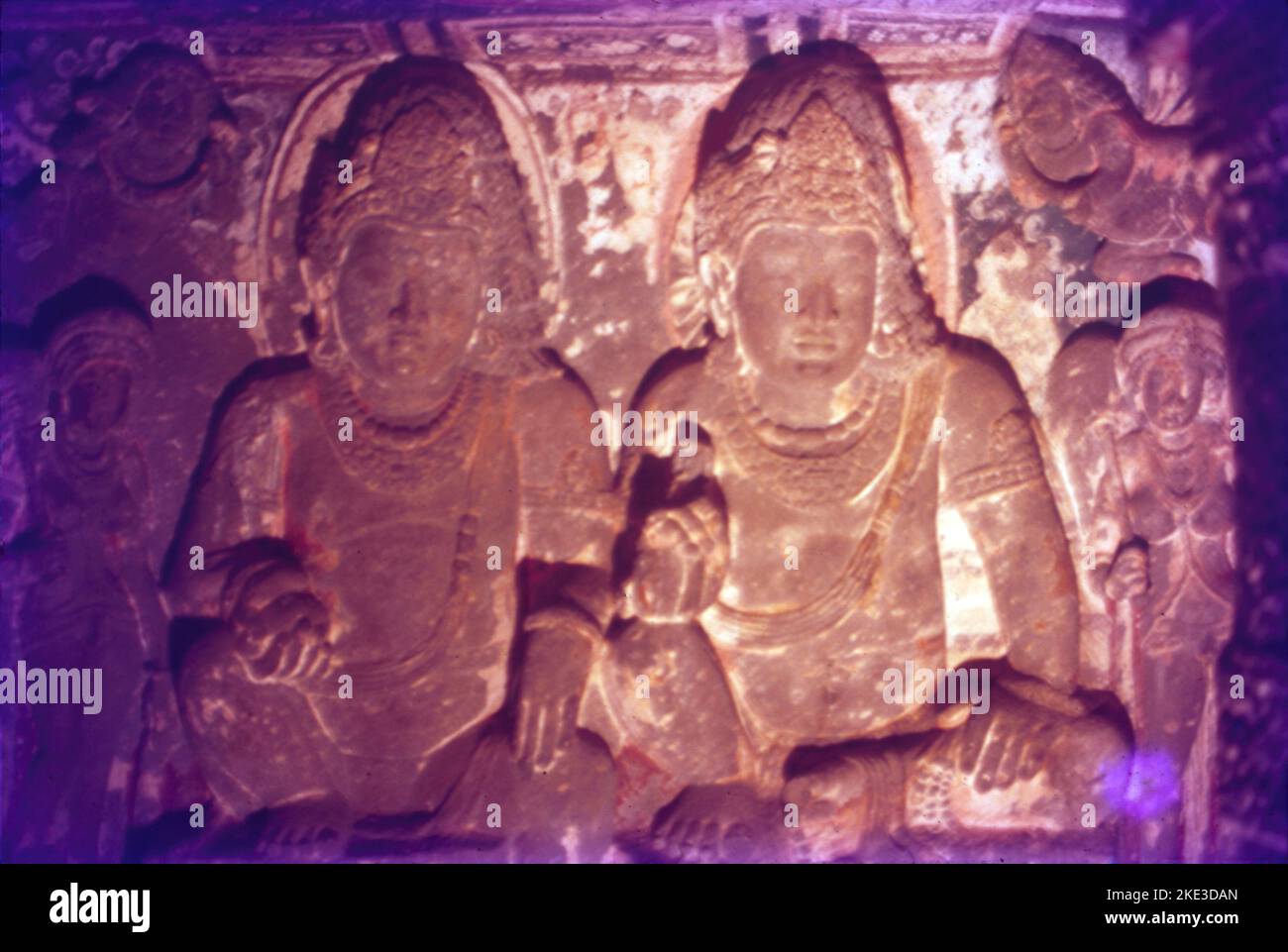 Les grottes d'Ajanta illustrent l'une des plus grandes réalisations de l'ancienne architecture bouddhiste découpée en roche. Les traditions artistiques d'Ajanta représentent un spécimen important et rare de l'art, de l'architecture, de la peinture et de l'histoire socioculturelle, religieuse et politique de la société contemporaine en Inde. Ajanta est également au sujet de belles peintures faites sur des murs de caverne sur le thème du bouddhisme. Banque D'Images