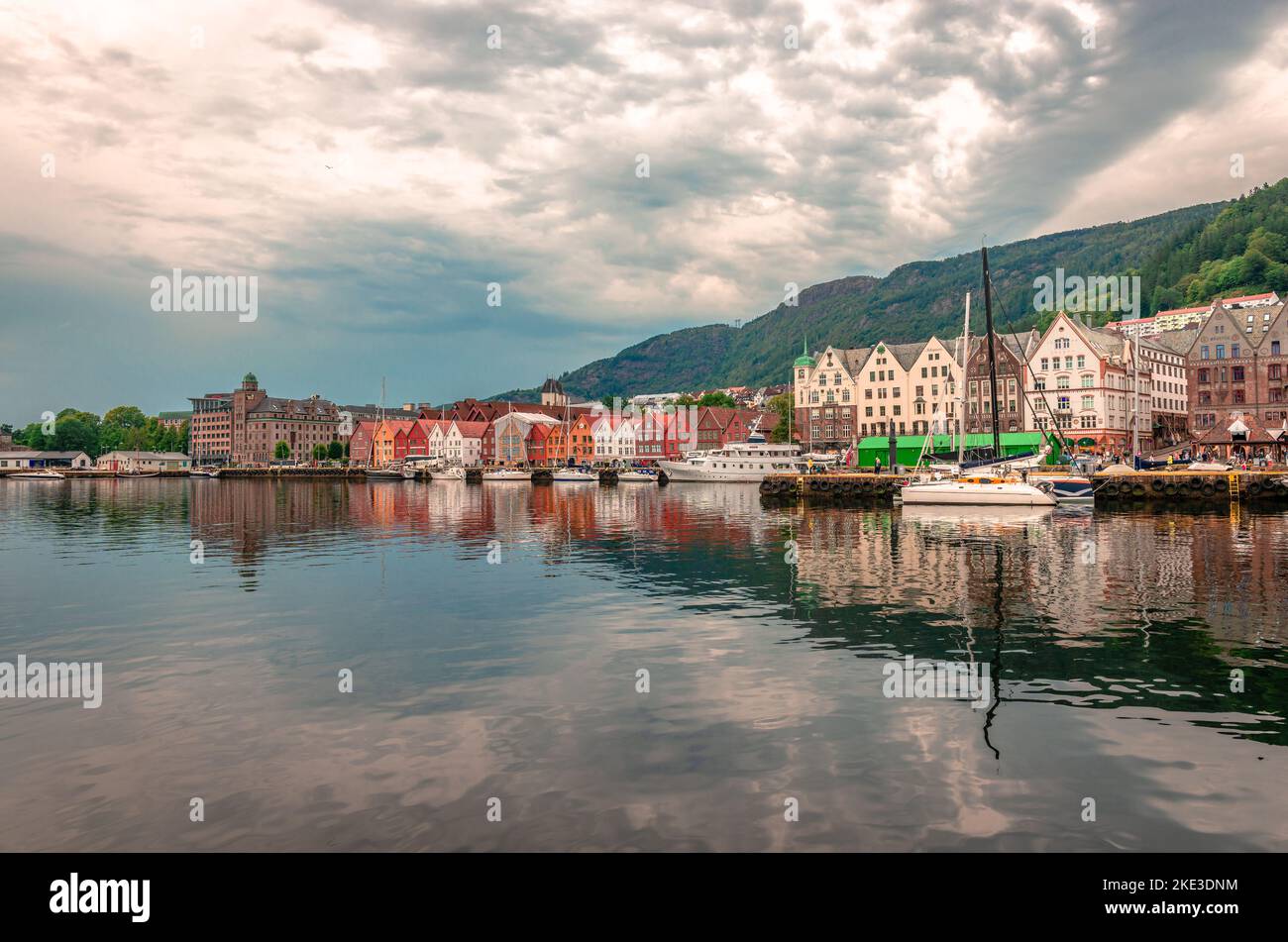Bergen, Norvège - 15 août 2022 : vue sur Bryggen, avec les bâtiments commerciaux du patrimoine hanséatique qui bordent la partie est du port. Banque D'Images