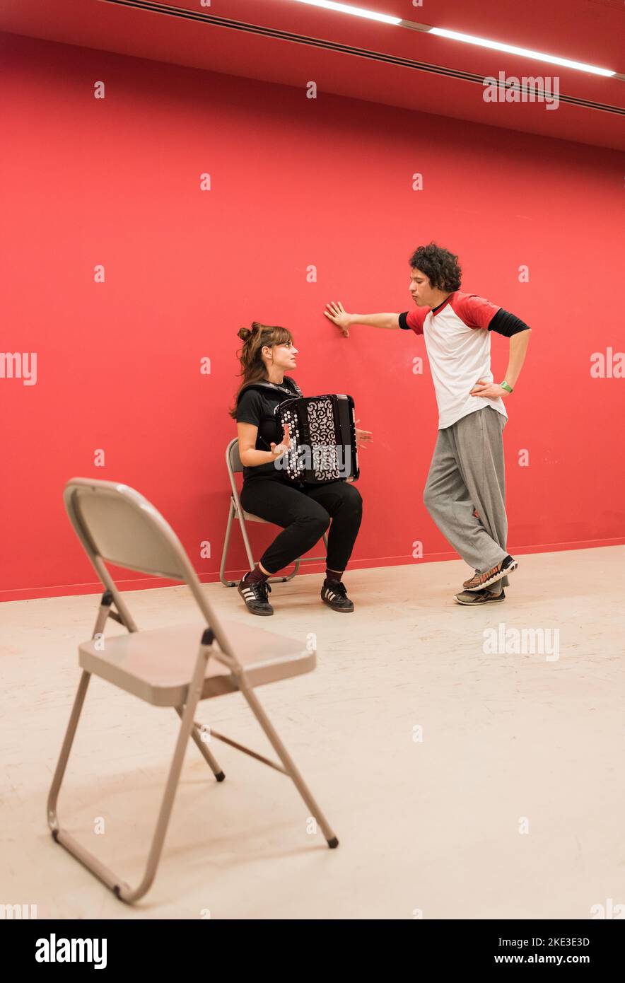Professeur et étudiant parlant des ajustements de mélodie dans l'essai Banque D'Images