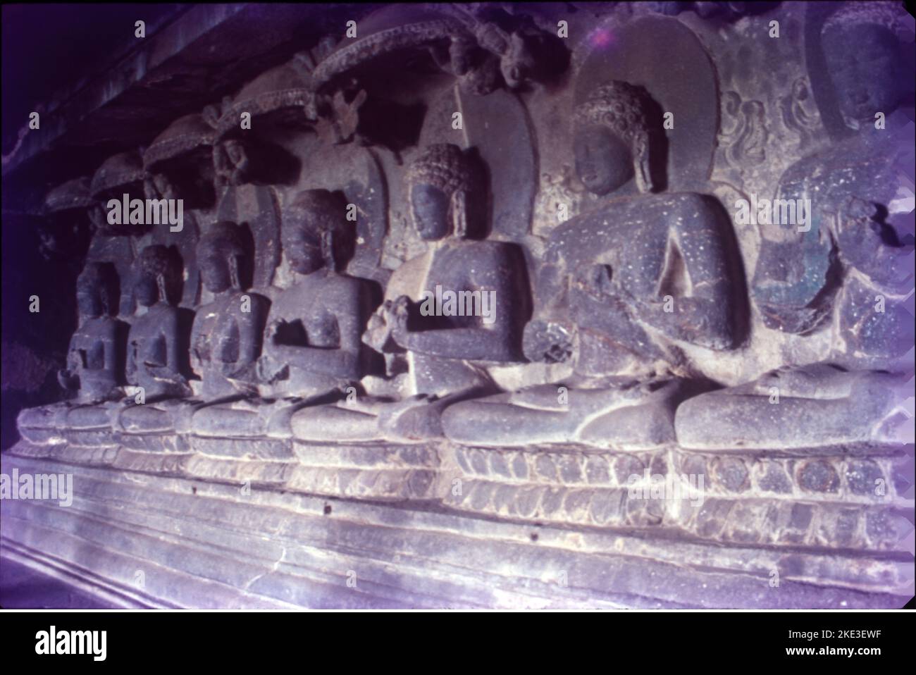 Grottes d'Ellora :- site classé au patrimoine mondial de l'UNESCO, situé dans la chaîne de montagnes du Ghat ouest du sahyadri, sur la rivière Waghora, dans le district d'Aurangabad de Maharashtra. C'est l'une des plus grandes grottes de temple hindou. Les grottes d'Ellora sont célèbres pour le bouddhisme et représentent une foule de divinités bouddhistes. Les grottes les plus importantes sont la grotte Cave15 des dix incarnations, la grotte 16 Kailasa, le plus grand temple monolithique, la grotte 21 Ramesvara et la grotte 29 Dumar Lena. Banque D'Images