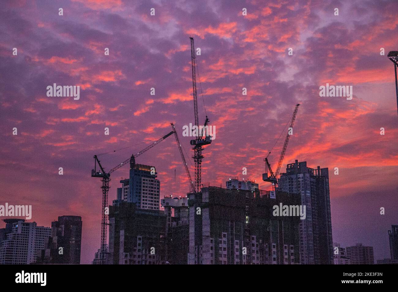 Vue à angle bas / chantier de construction avec grues au coucher du soleil, Bangkok, Thaïlande. © Kraig Lieb Banque D'Images