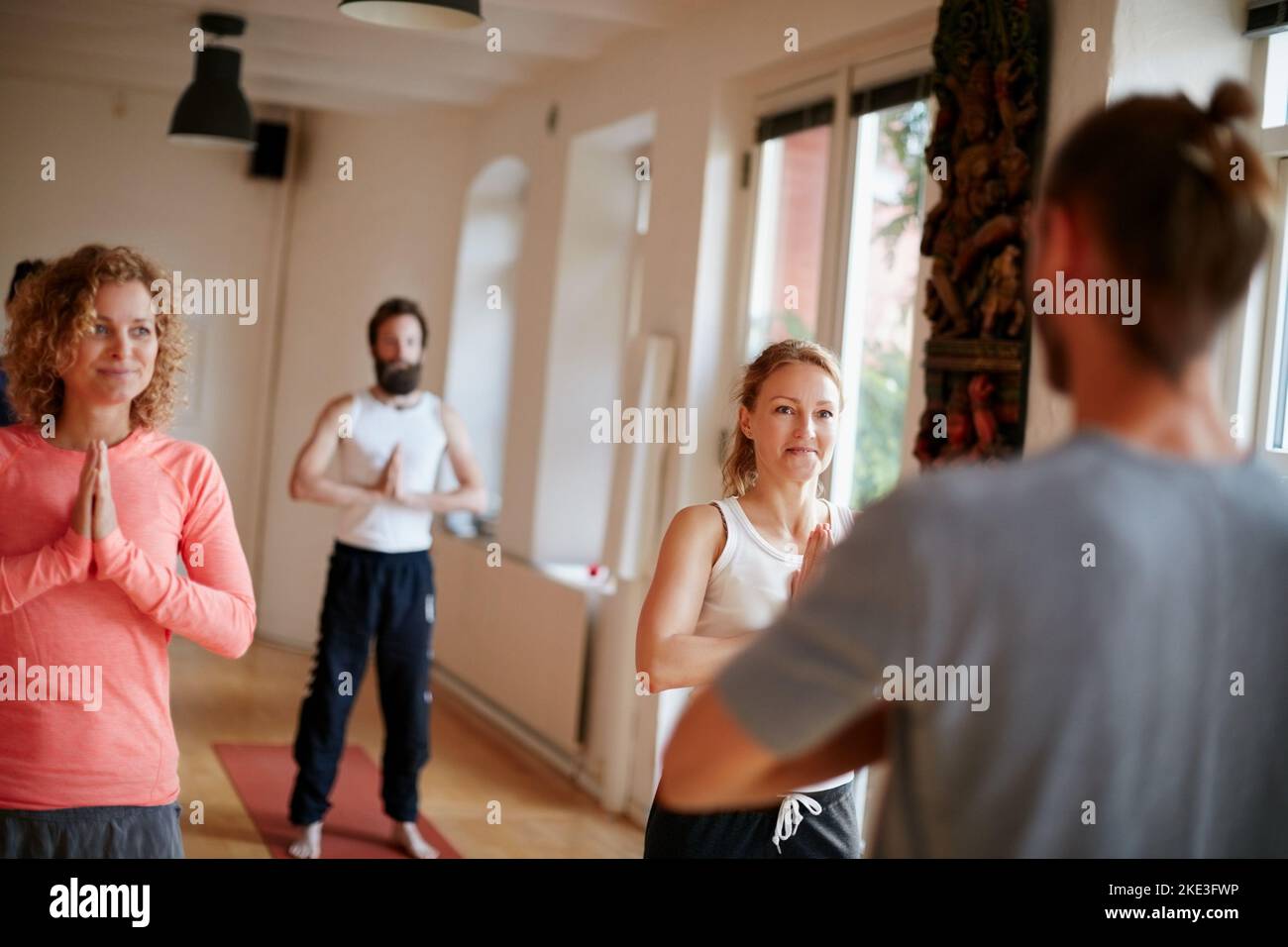 L'exercice est une partie fondamentale de la vie. Un groupe de personnes qui assistent à un cours de yoga. Banque D'Images