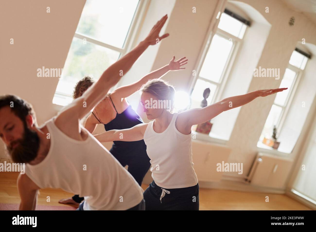 Nous venons ici pour le stretch et partez avec plus. Un groupe de personnes qui assistent à un cours de yoga. Banque D'Images