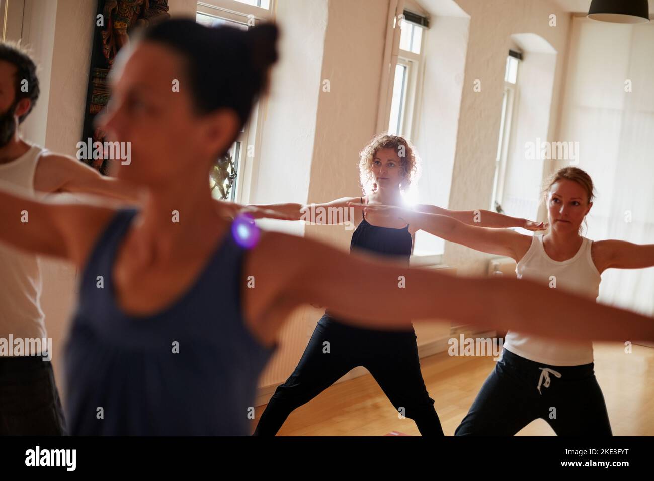 Transformez votre vie d'une manière que vous n'avez jamais imaginée. Un groupe de personnes assistant à un cours de yoga. Banque D'Images