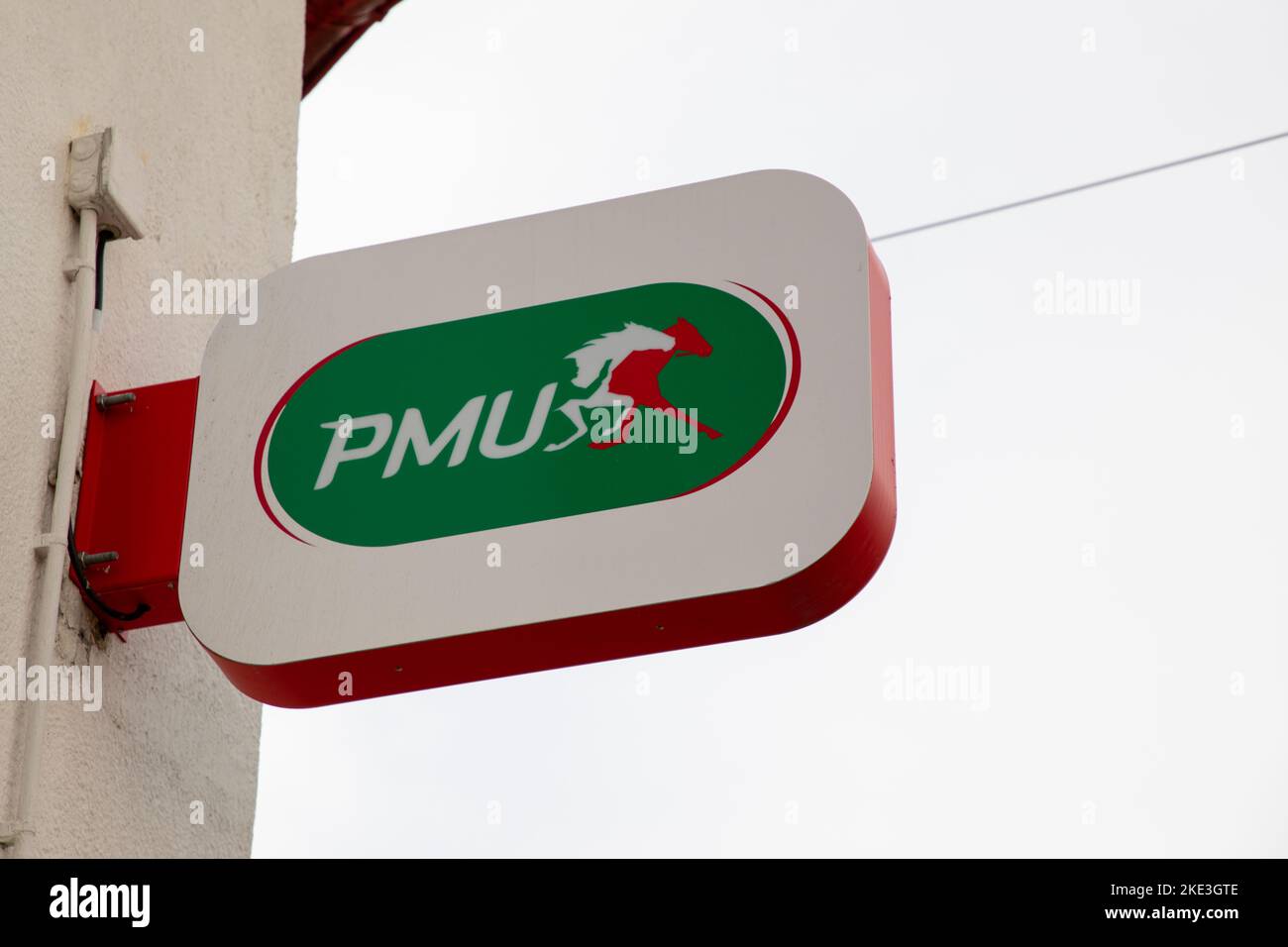 Bordeaux , Aquitaine France - 10 30 2022 : logo PMU marque et texte signe façade magasin agence française pour la course à cheval Paris sport organisation bureau Wingo Banque D'Images