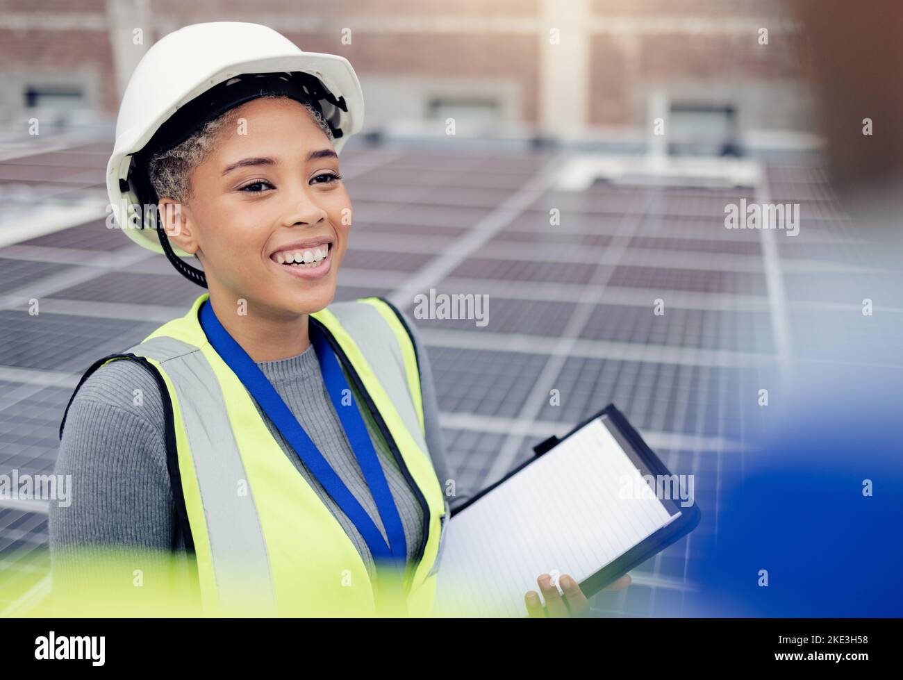 Panneau solaire, liste de contrôle des ingénieurs et des femmes, maquette et discussion de la vision de l'innovation en ingénierie sur les toits. Technicien, énergie solaire et papier Banque D'Images