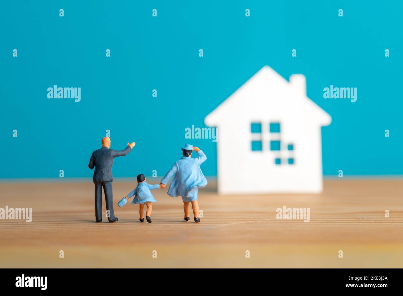 Jouets miniatures concept de famille et d'une propriété débarquée. Banque D'Images