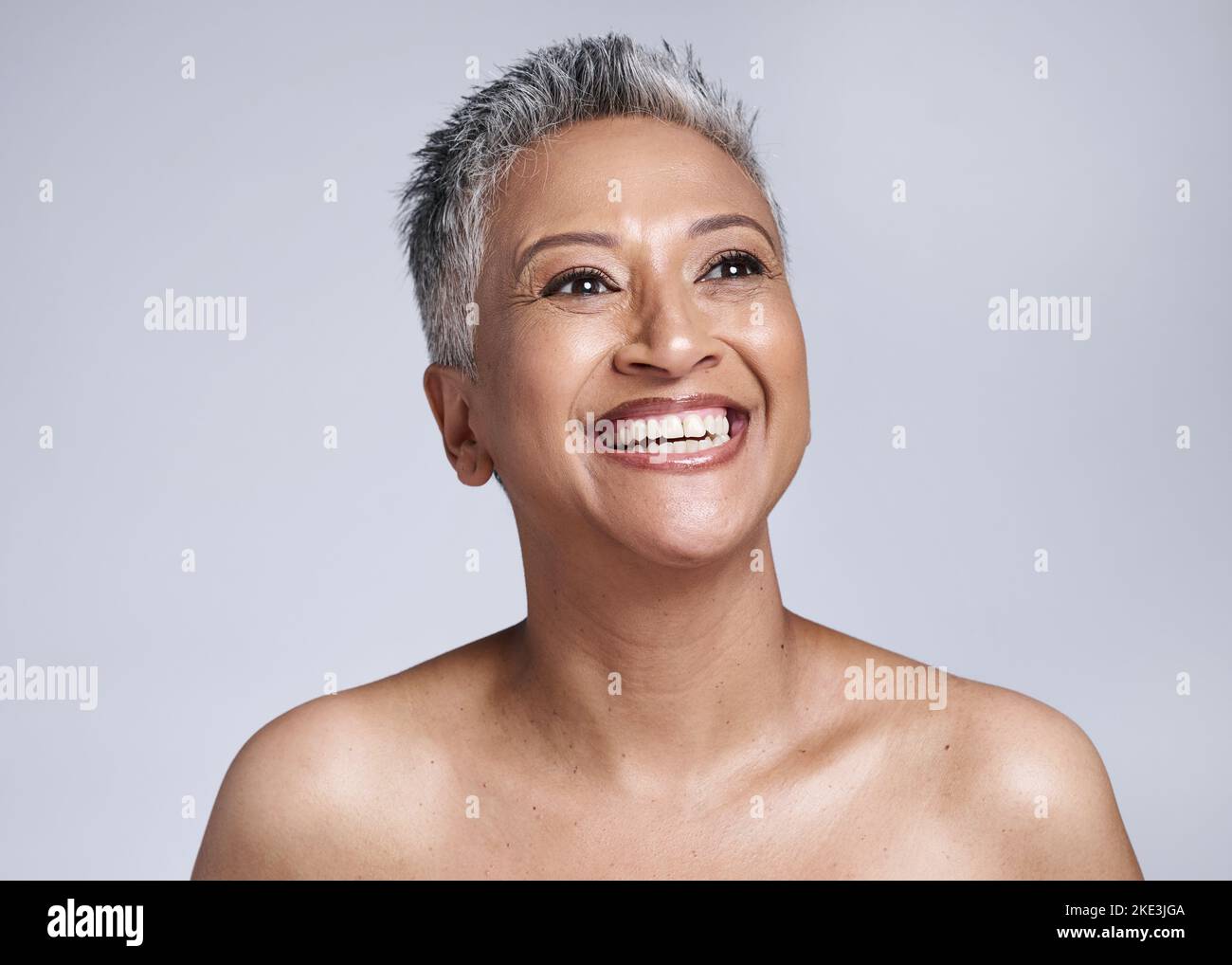 Cosmétiques, femme sénior et penser avec soin de la peau pour le bien-être, la santé et la beauté naturelle avec fond gris studio. Confiante, femme mature et Banque D'Images
