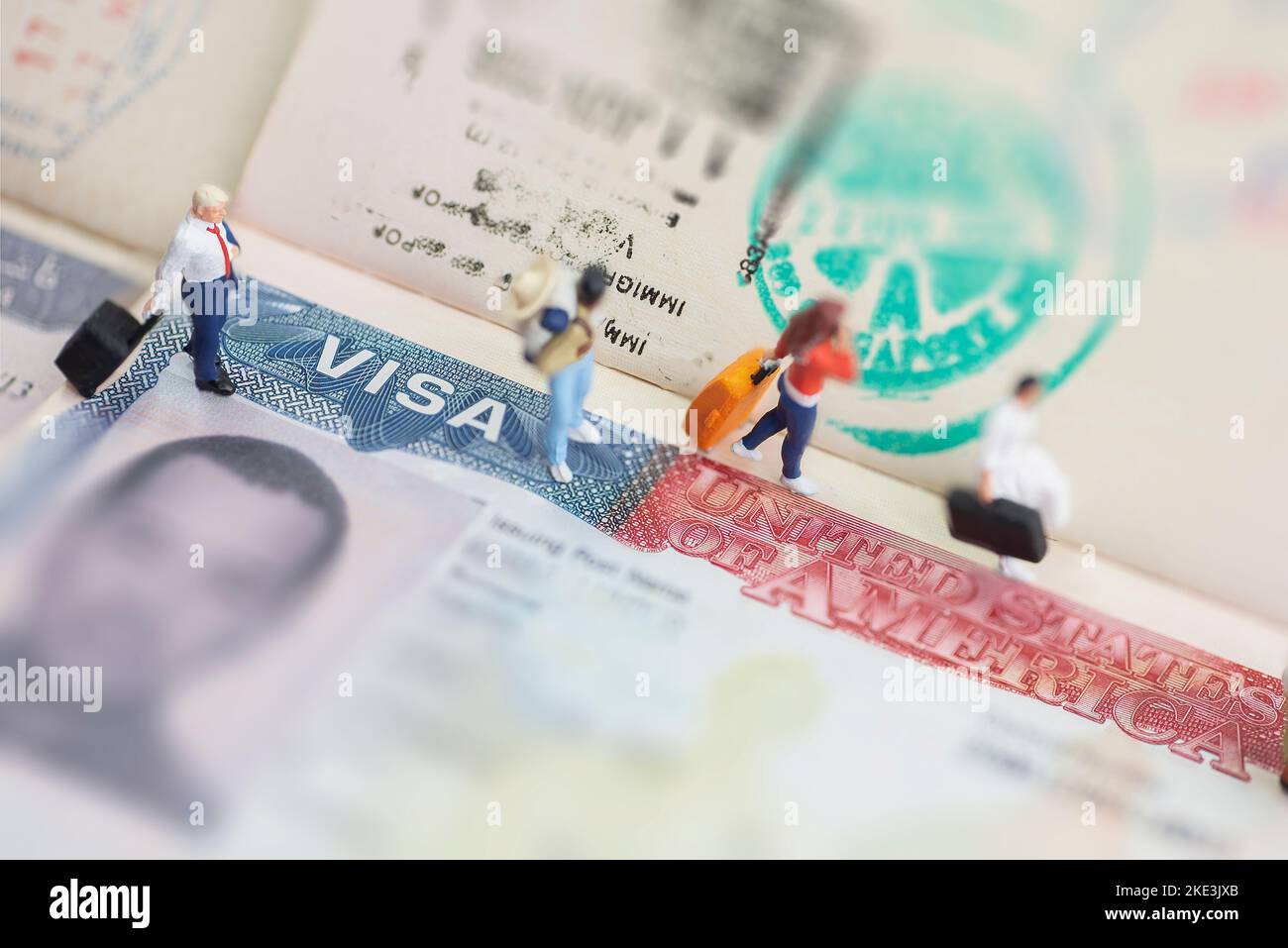 Installation d'un studio de jouets miniatures - un homme d'affaires expatrié et d'autres voyageurs voyagent avec un visa sur passeport comme arrière-plan. Banque D'Images