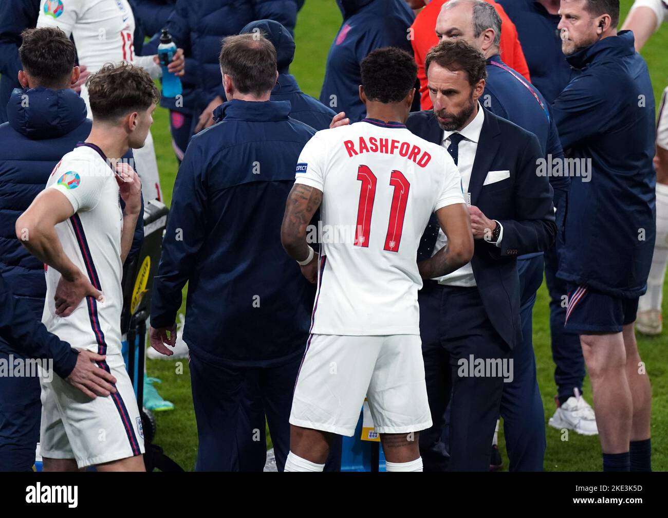 Photo du dossier en date du 11-07-2021 du directeur de l'Angleterre Gareth Southgate avec Marcus Rashford. L'équipe de la coupe du monde d'Angleterre, forte de 26 membres, sera annoncée plus tard jeudi, alors que Gareth Southgate révélera qui a réalisé la coupe après avoir délibéré sur la forme et la forme physique de ses principaux joueurs se dirigeant vers le Qatar. Marcus Rashford n'a pas donné un coup de pied à l'Angleterre depuis qu'il a manqué son coup de pied dans la défaite finale du championnat d'Europe de l'année dernière contre l'Italie, avec des blessures et une forme médiocre le voyant tomber hors des plans de Southgate au dernier mandat. Date de publication : jeudi 10 novembre 2022. Banque D'Images