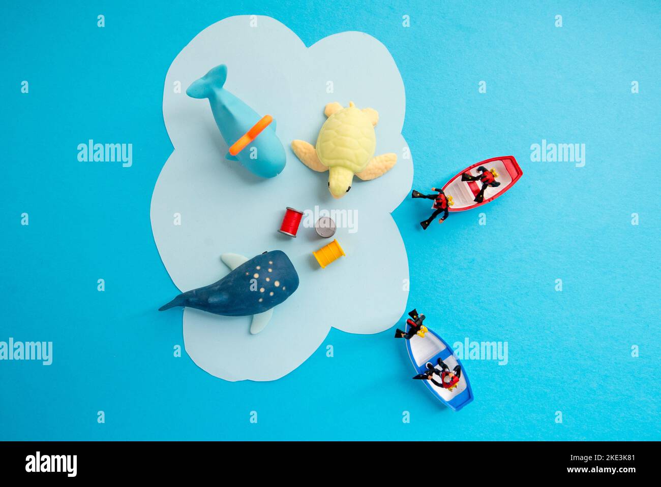 Jouets miniatures - vue de dessus déchets toxiques déversés en mer, ont entraîné la destruction de la vie marine et le concept de pollution des océans. Banque D'Images