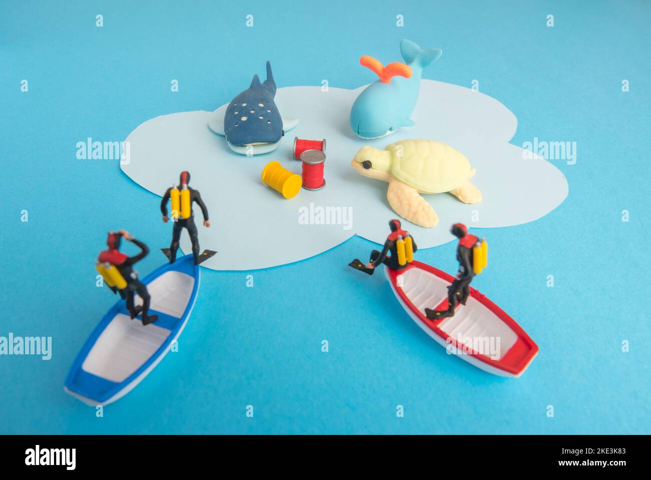 Jouets miniatures - vue de dessus déchets toxiques déversés en mer, ont entraîné la destruction de la vie marine et le concept de pollution des océans. Banque D'Images